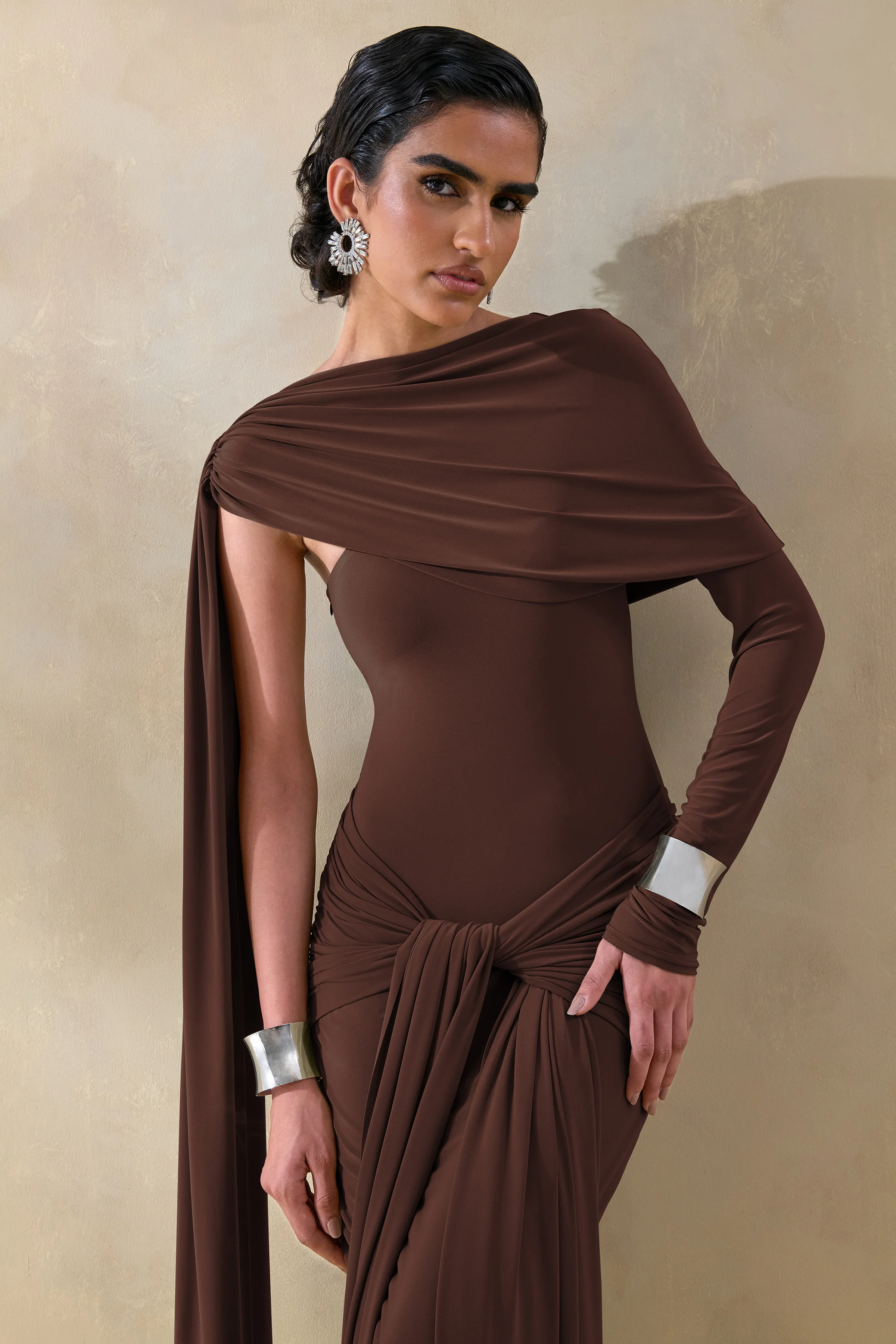 Trisara | Bruine Asymmetrische Hals Maxi Jurk Met Gerimpeld Detail En Ceintuur - Image 3