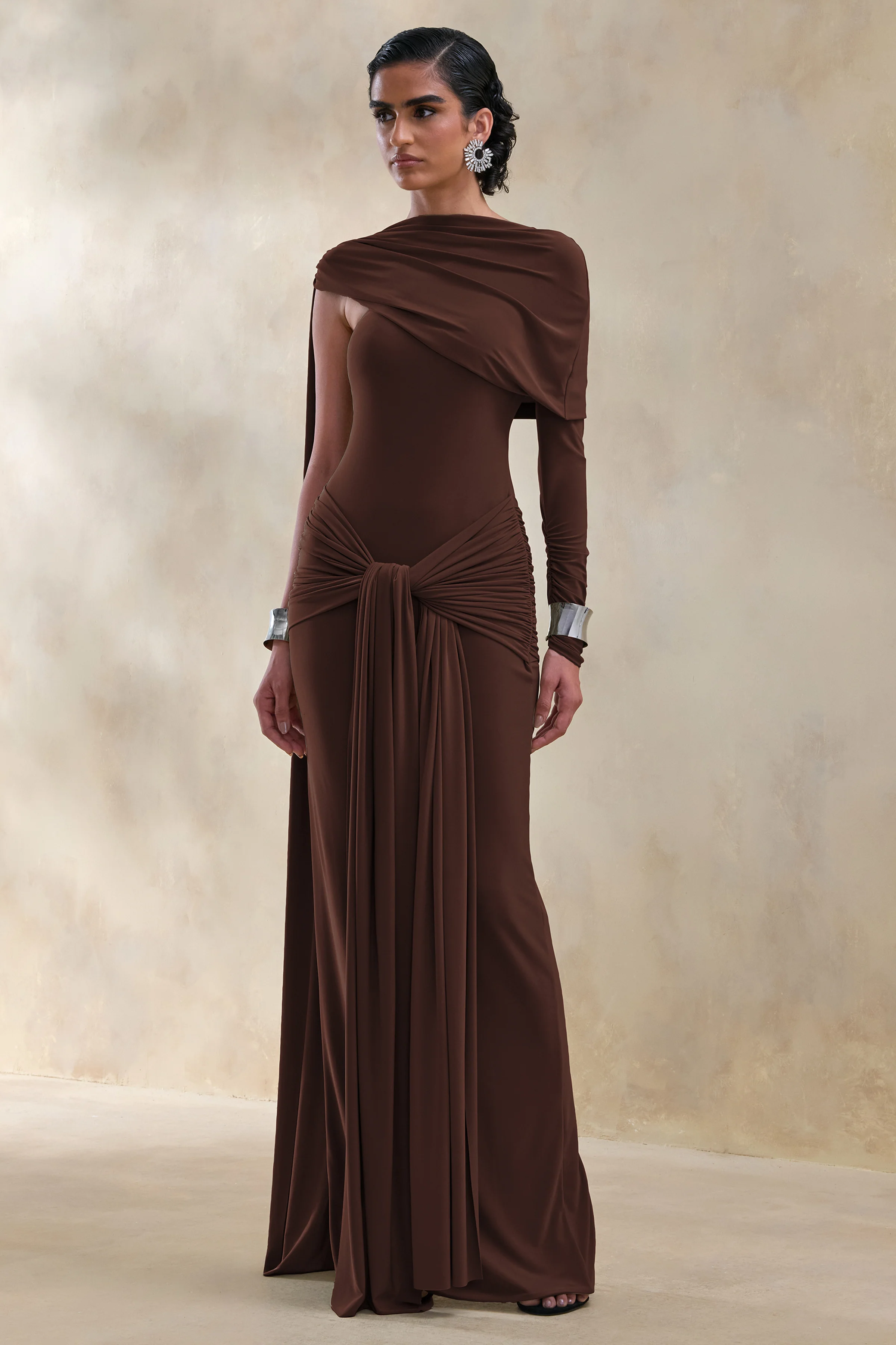 Trisara | Bruine Asymmetrische Hals Maxi Jurk Met Gerimpeld Detail En Ceintuur - Image 4