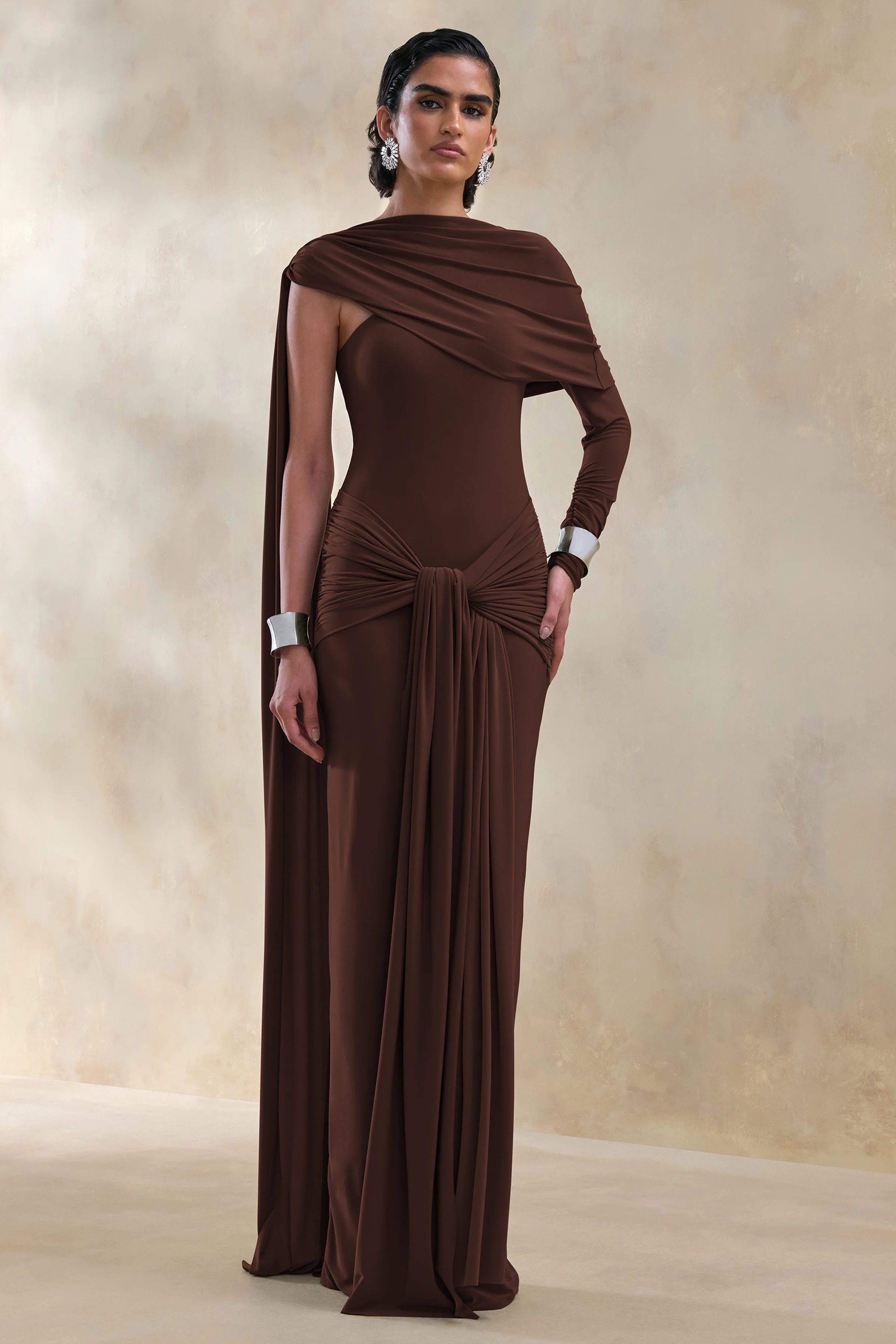 Trisara | Bruine Asymmetrische Hals Maxi Jurk Met Gerimpeld Detail En Ceintuur - Image 5