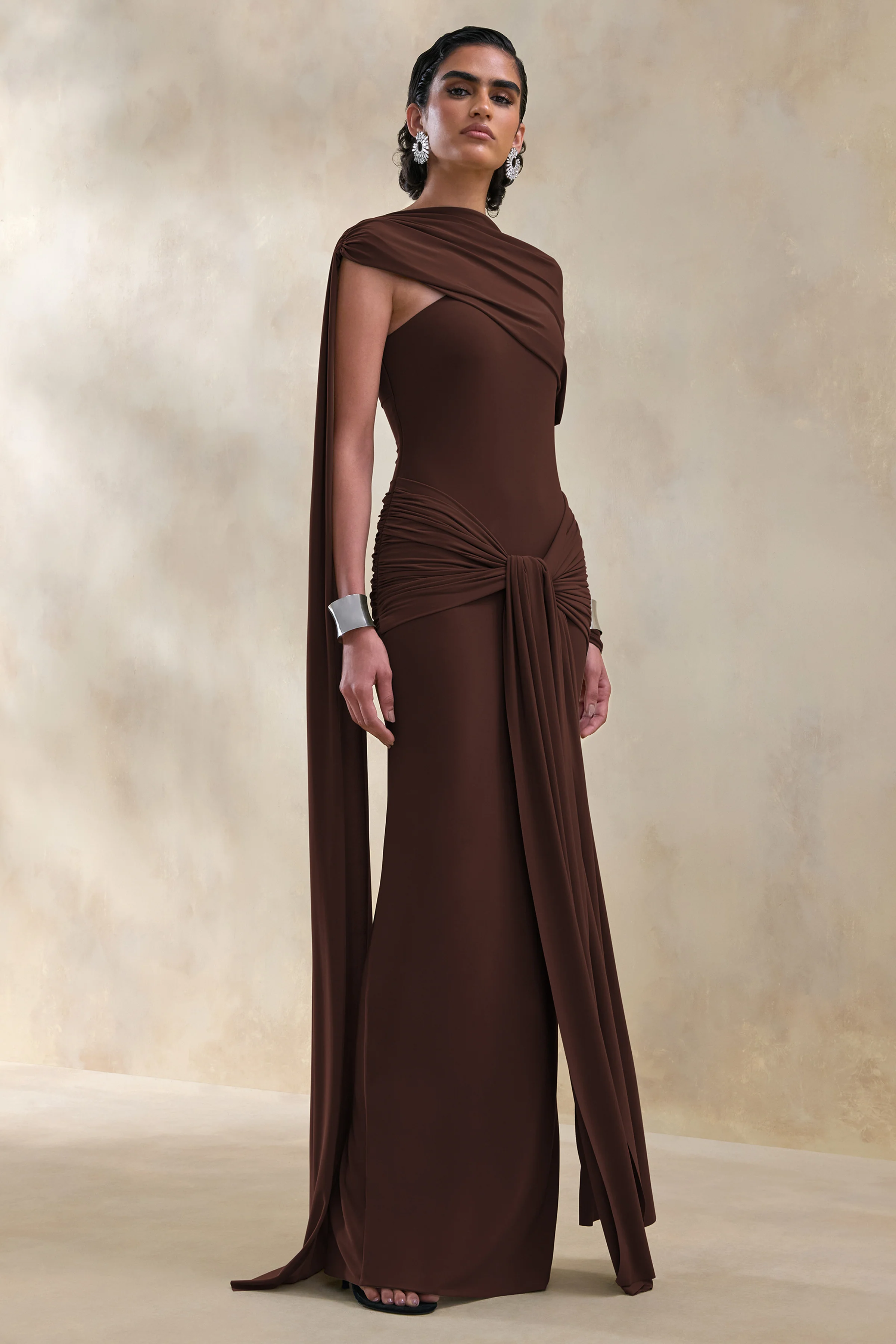 Trisara | Bruine Asymmetrische Hals Maxi Jurk Met Gerimpeld Detail En Ceintuur - Image 6