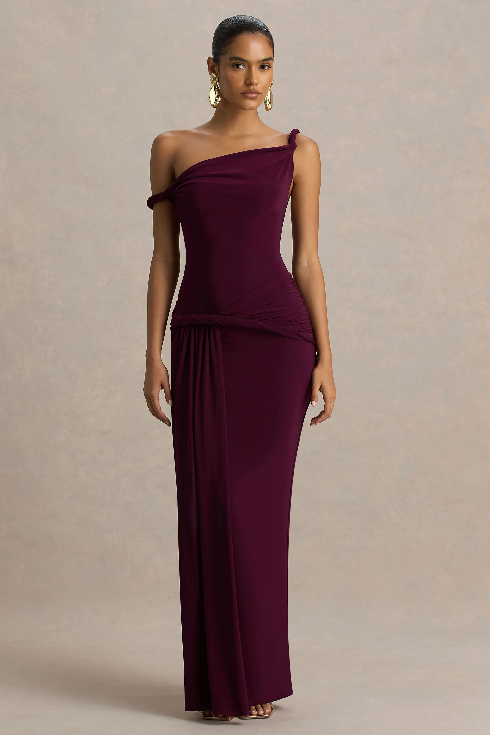 Tulisa | Bordeaux Asymmetrische Hals Maxi Jurk Met Gedraaide Mouwen En Gerimpeld Details