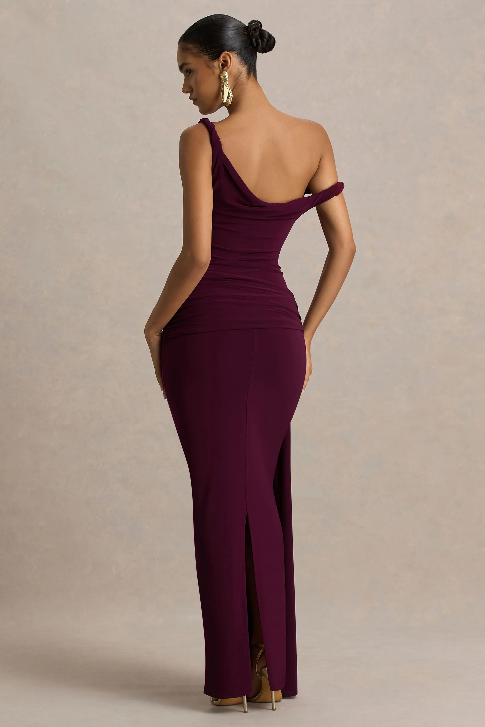 Tulisa | Bordeaux Asymmetrische Hals Maxi Jurk Met Gedraaide Mouwen En Gerimpeld Details - Image 2