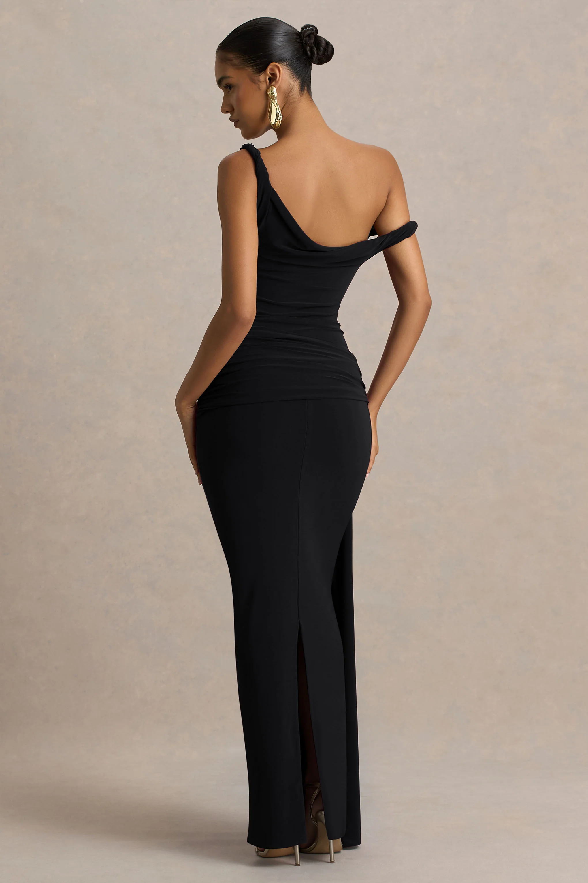 Tulisa | Zwarte Asymmetrische Hals Maxi Jurk Met Gedraaide Mouwen En Gerimpeld Details - Image 2