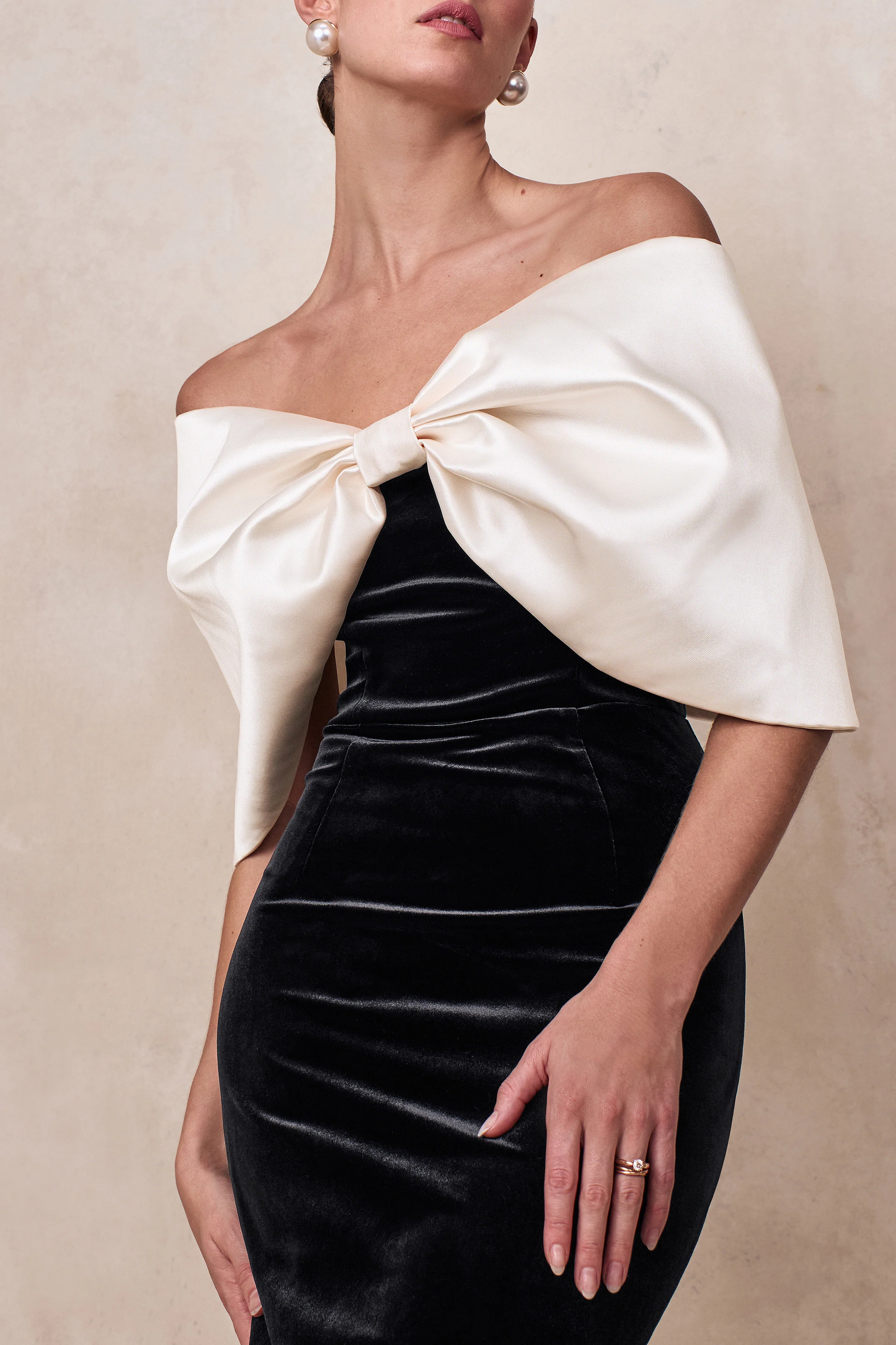 Twilight | Zwart-Witte Fluwelen Bardot Hals Midi Jurk Met Oversized Strik Detail - Image 3
