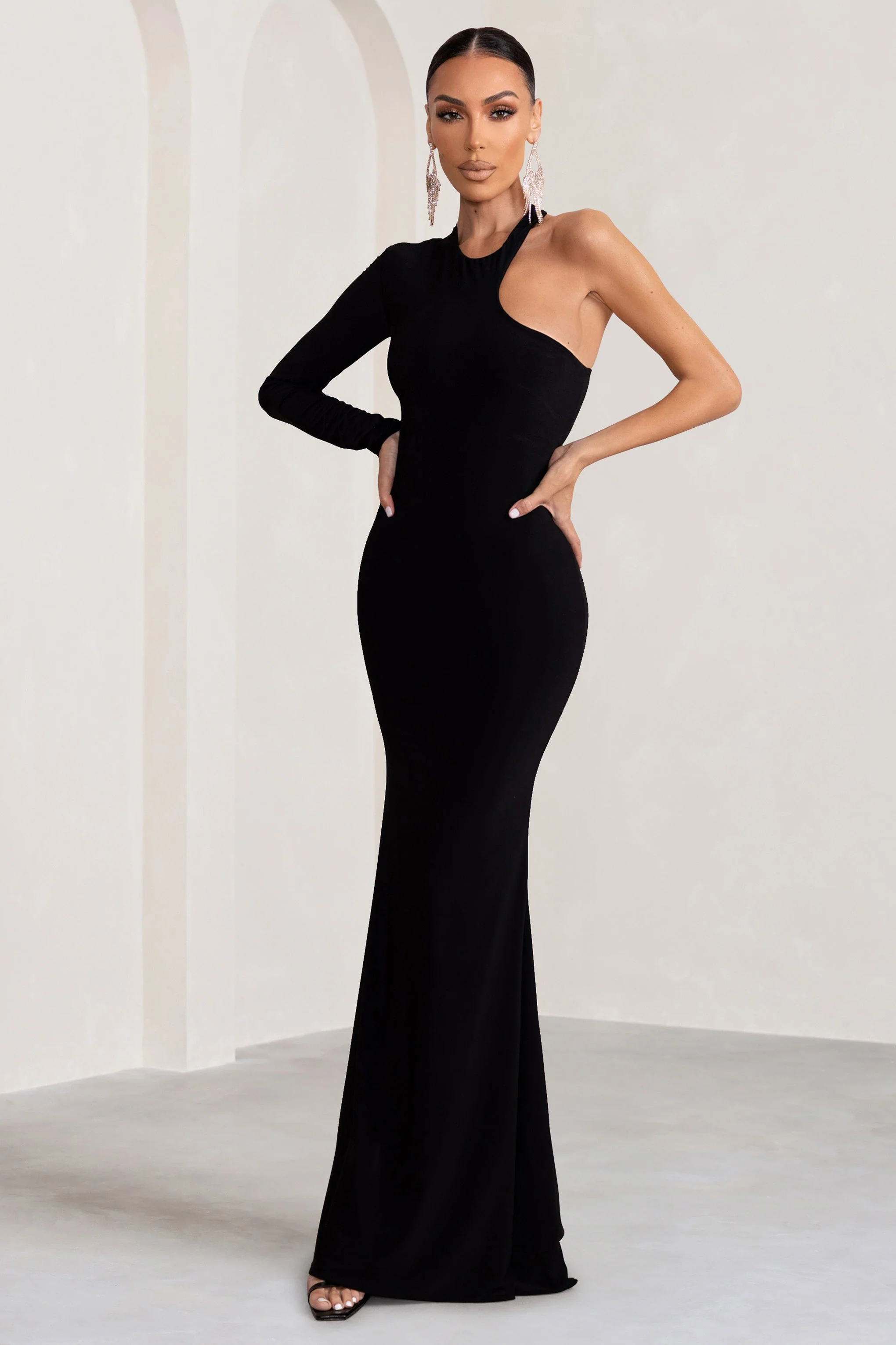 Tyra | Zwarte Asymmetrische Hals Maxi Jurk Met Uitsnijding En Open Rug Detail