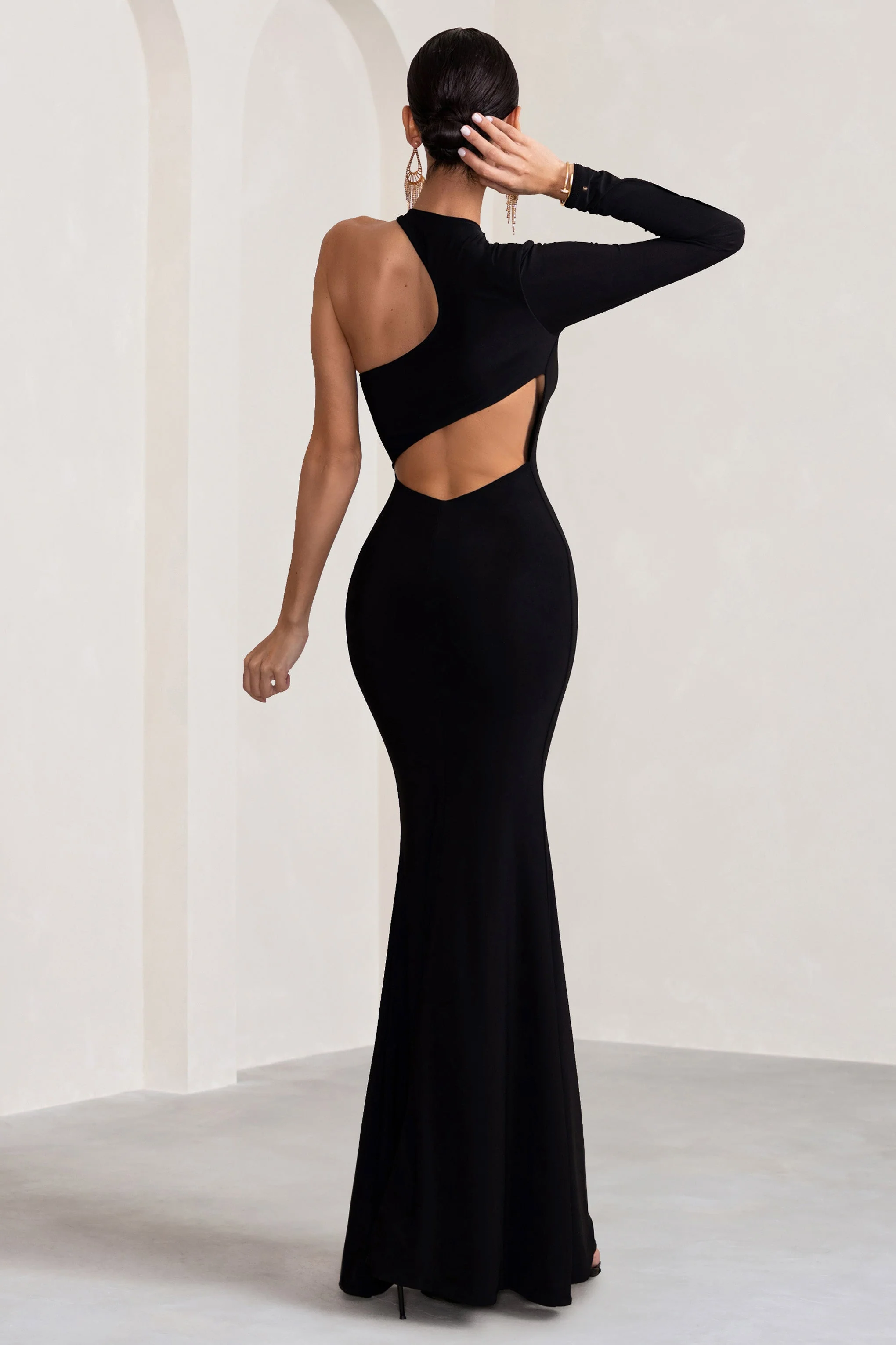 Tyra | Zwarte Asymmetrische Hals Maxi Jurk Met Uitsnijding En Open Rug Detail - Image 2