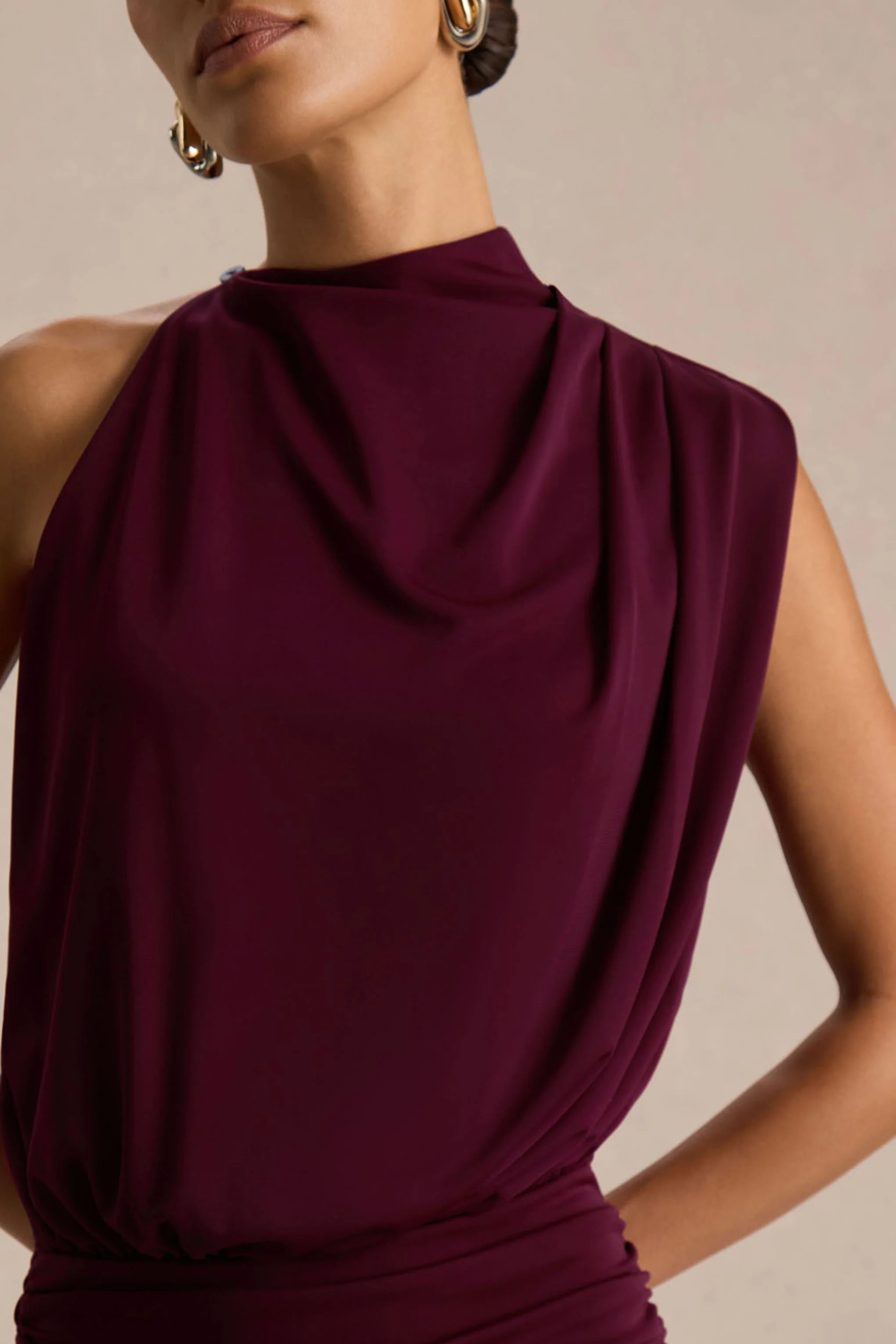 Umaira | Bordeaux Maxi Jurk Met Hoge Hals - Image 3