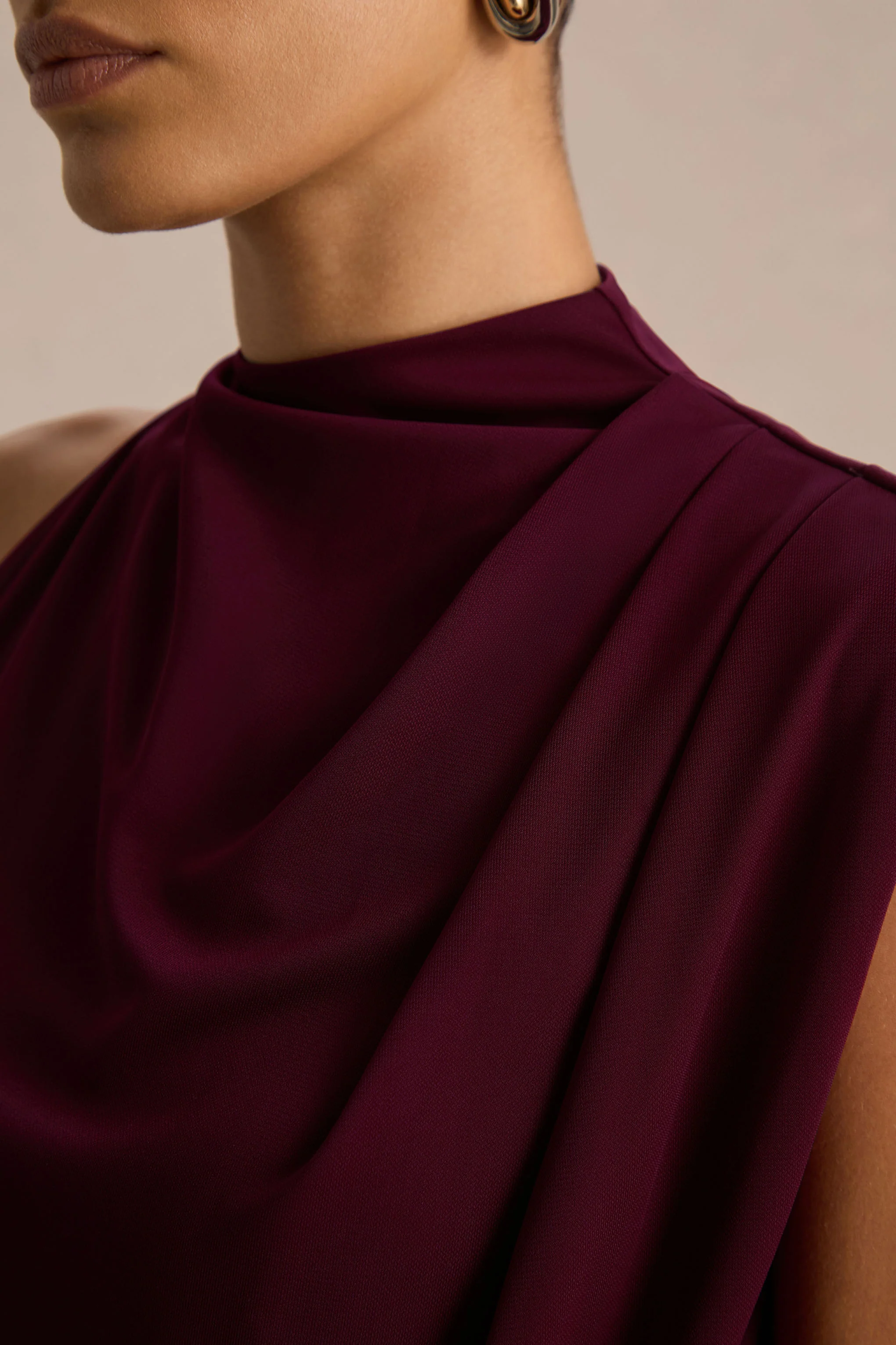 Umaira | Bordeaux Maxi Jurk Met Hoge Hals - Image 6