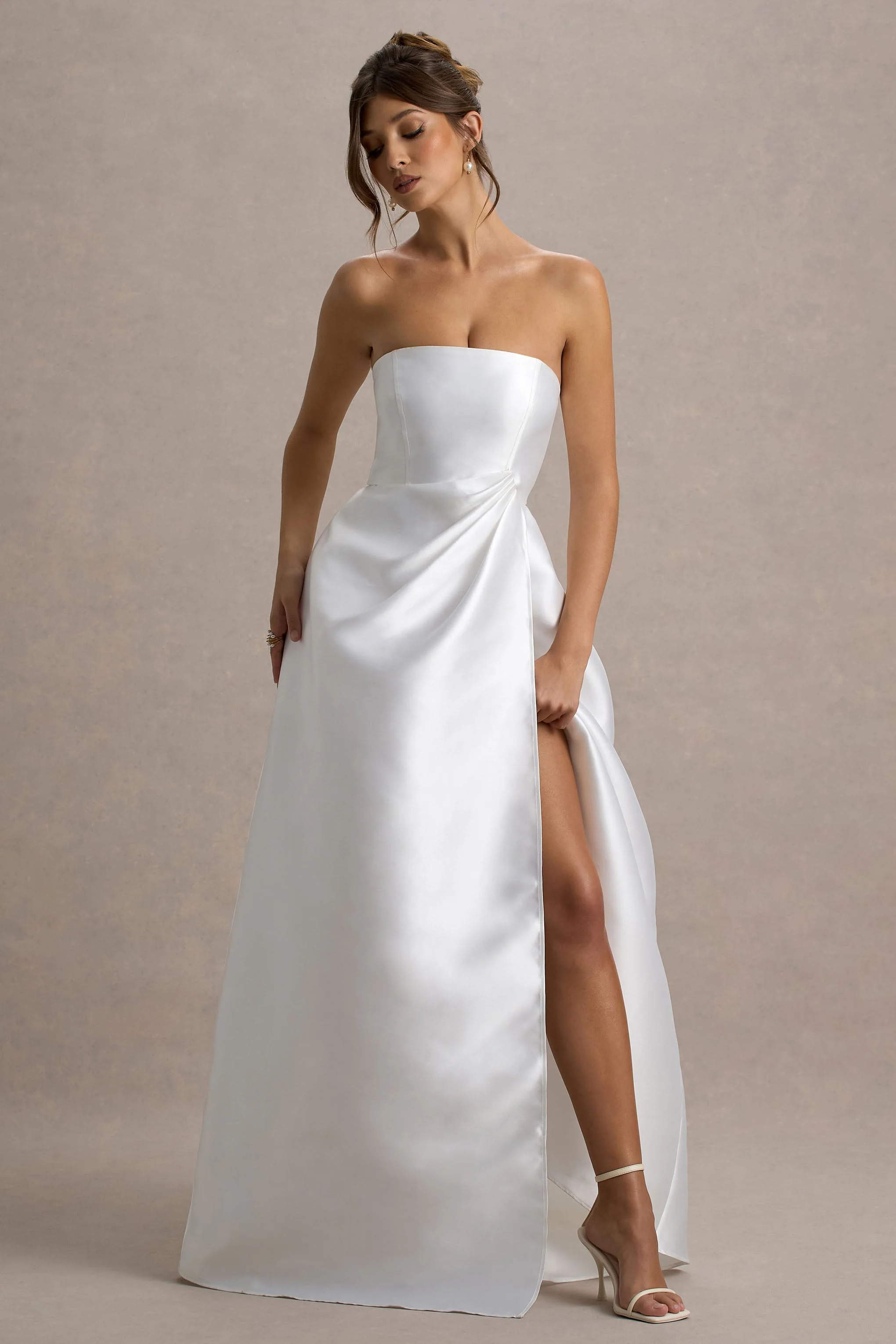 Universe | Witte Bandeau Maxi Jurk Met Split En Pof Rok - Image 4