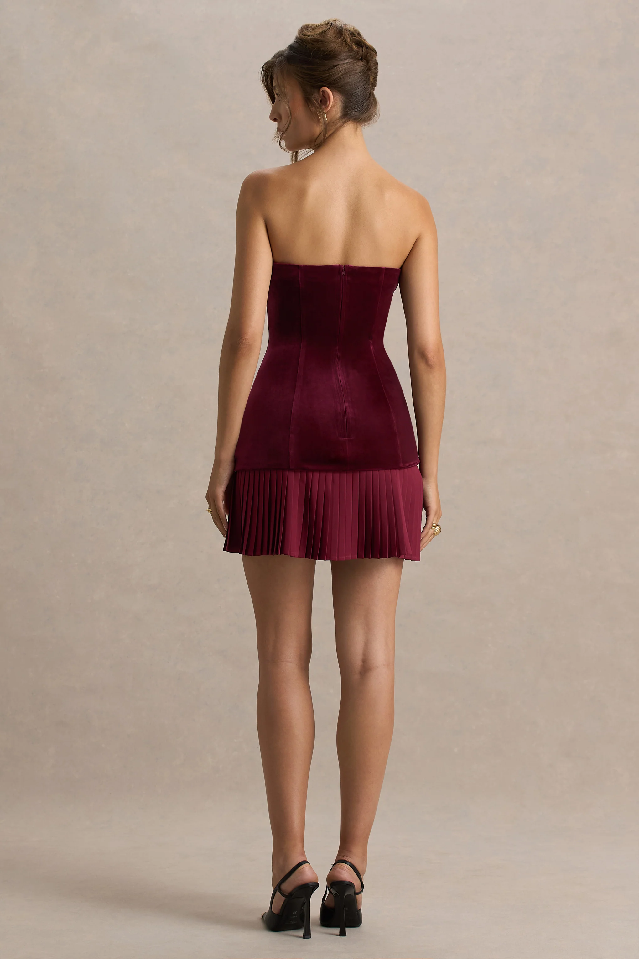 Valentina | Bordeaux Fluwelen Bandeau Mini Jurk Met Geplooide Details - Image 3