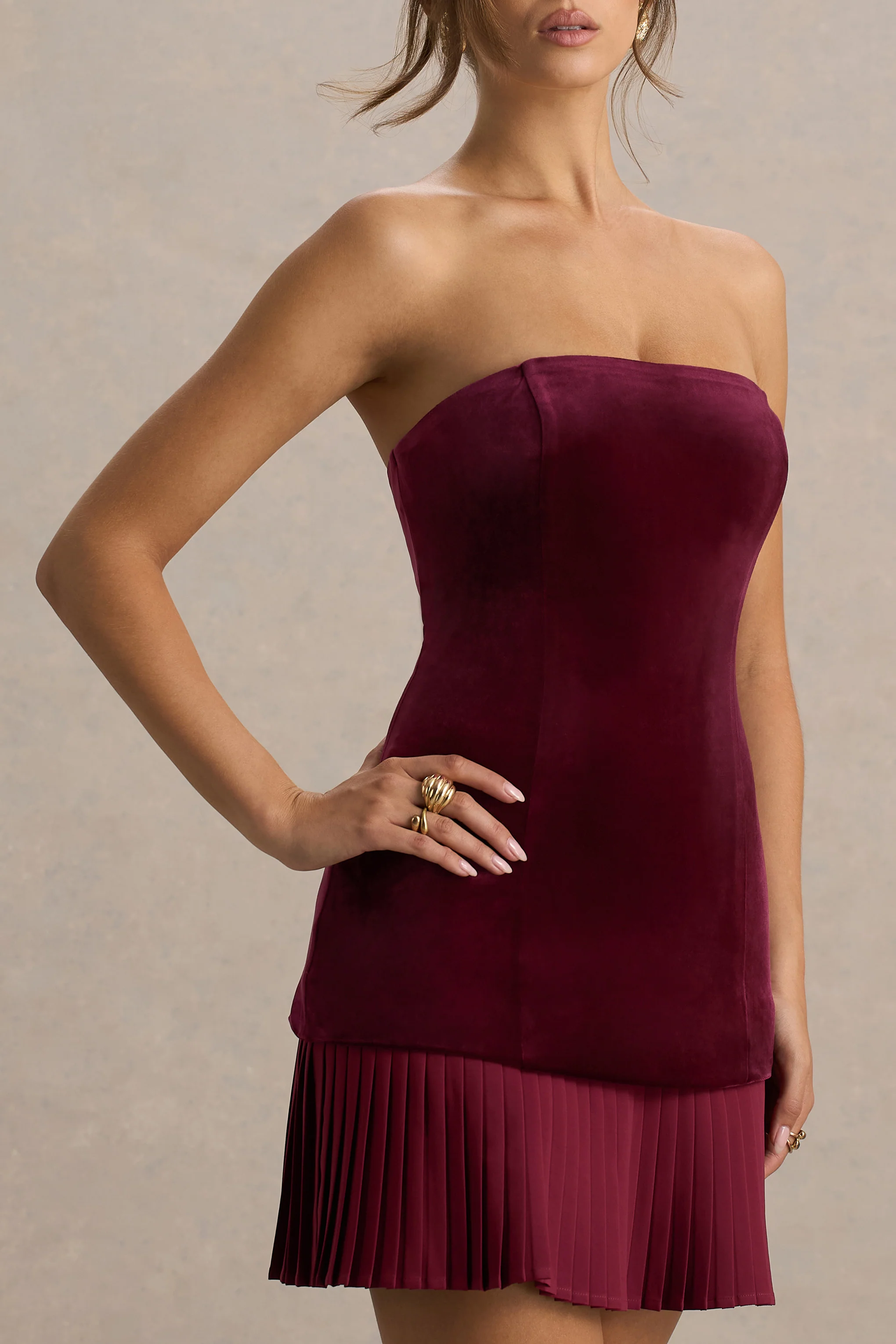 Valentina | Bordeaux Fluwelen Bandeau Mini Jurk Met Geplooide Details - Image 4