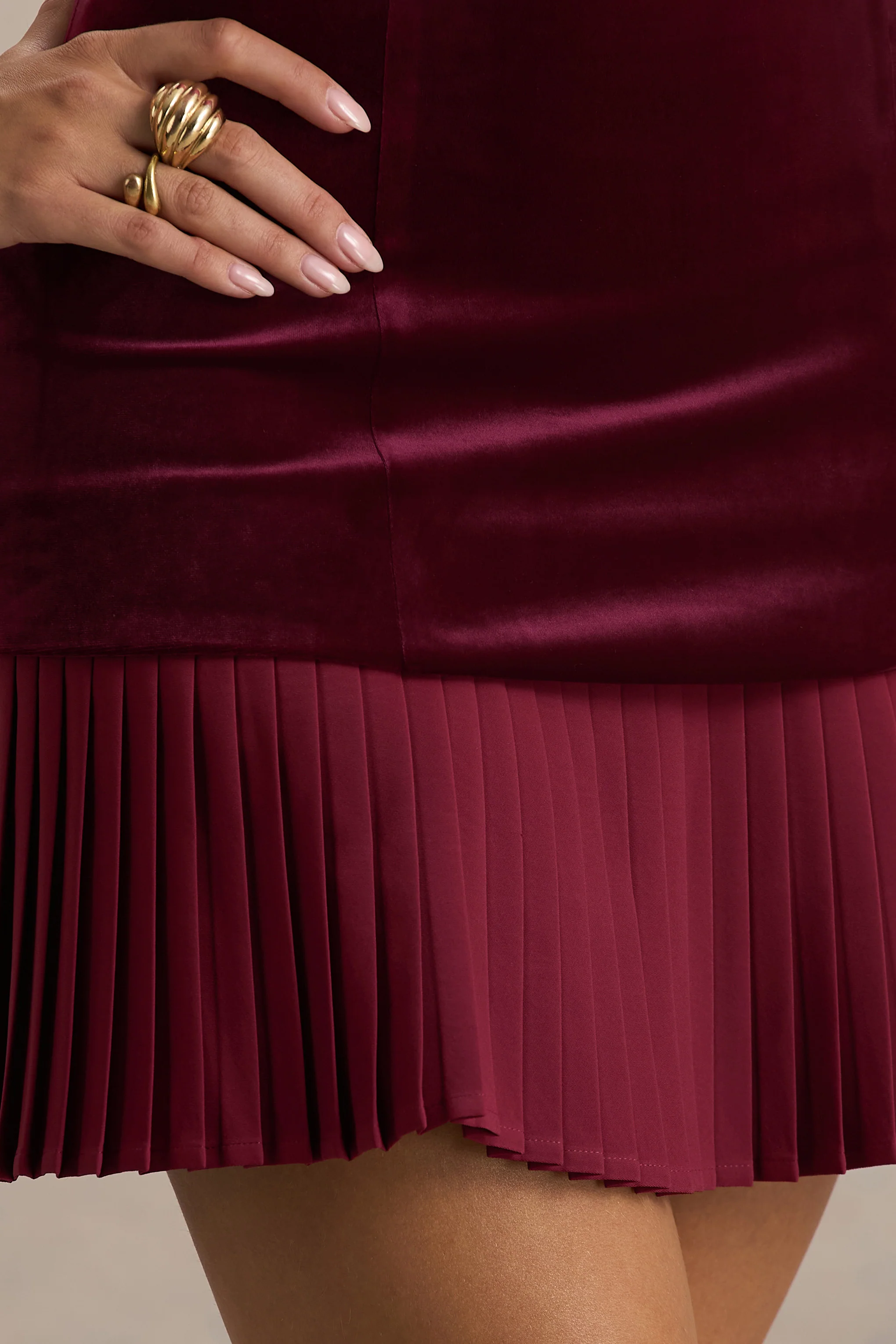 Valentina | Bordeaux Fluwelen Bandeau Mini Jurk Met Geplooide Details - Image 7