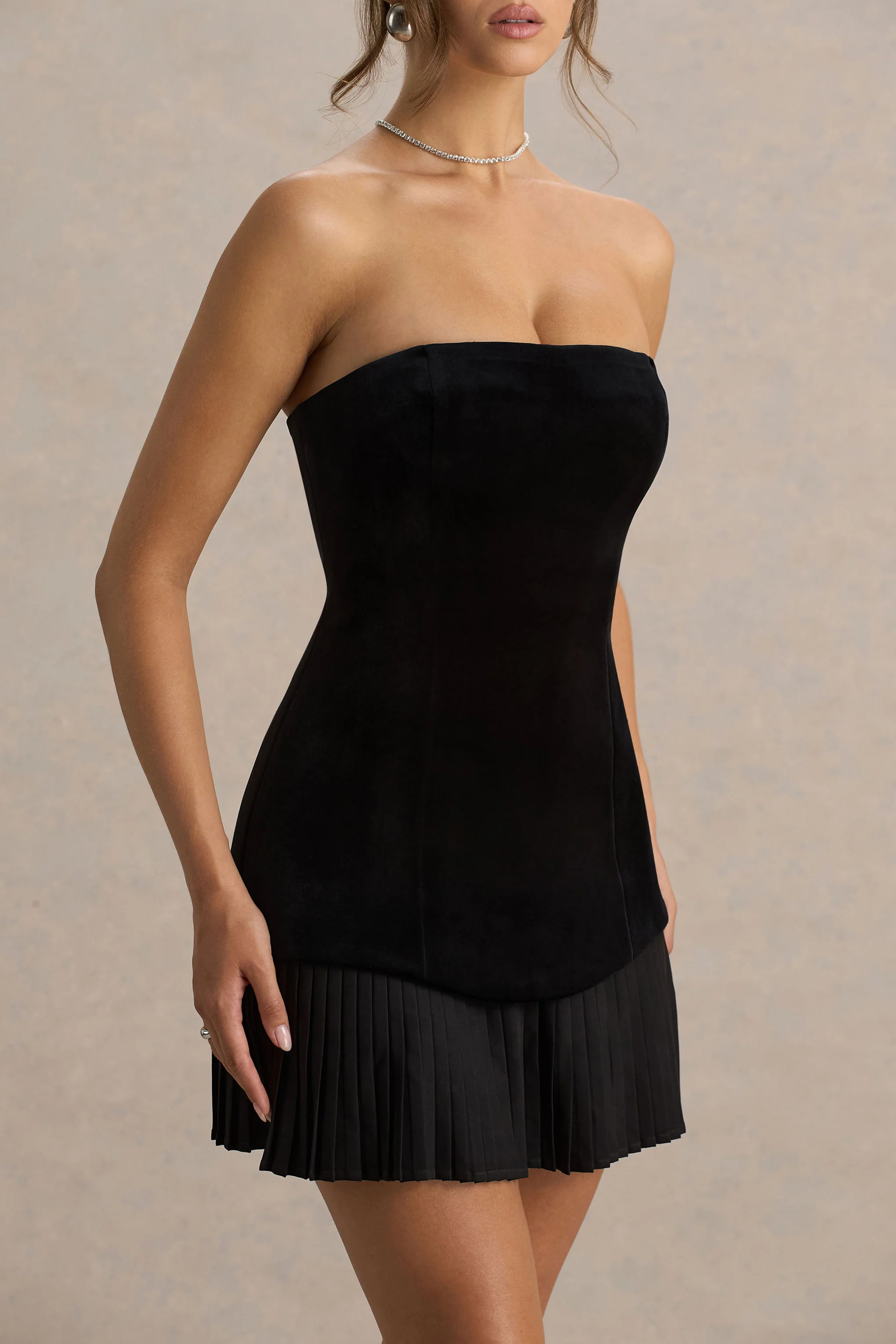 Valentina | Zwart Bandeau Fluwelen Mini Jurk Met Geplooide Details - Image 3
