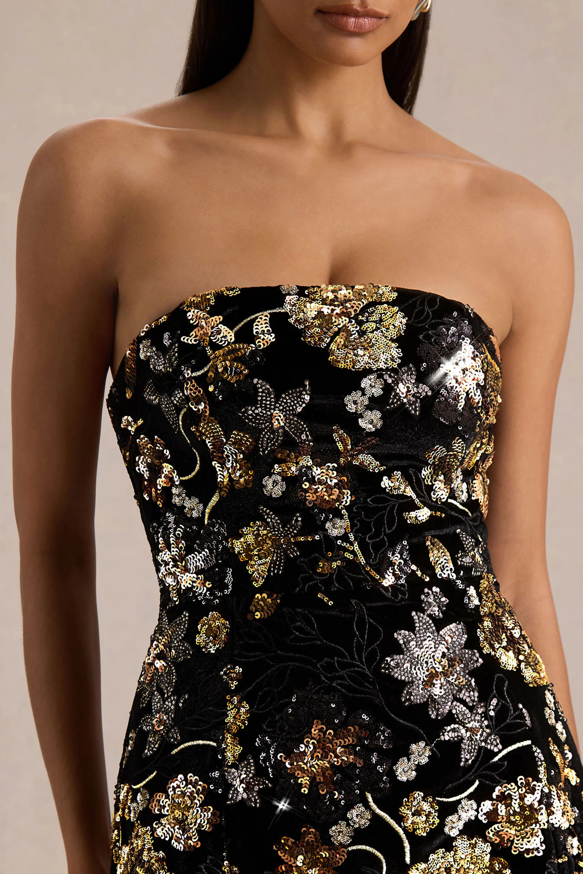 Valeri | Zwarte Fluwelen Bandeau Mini Jurk Met Bronze Bloemenpailletten - Image 3