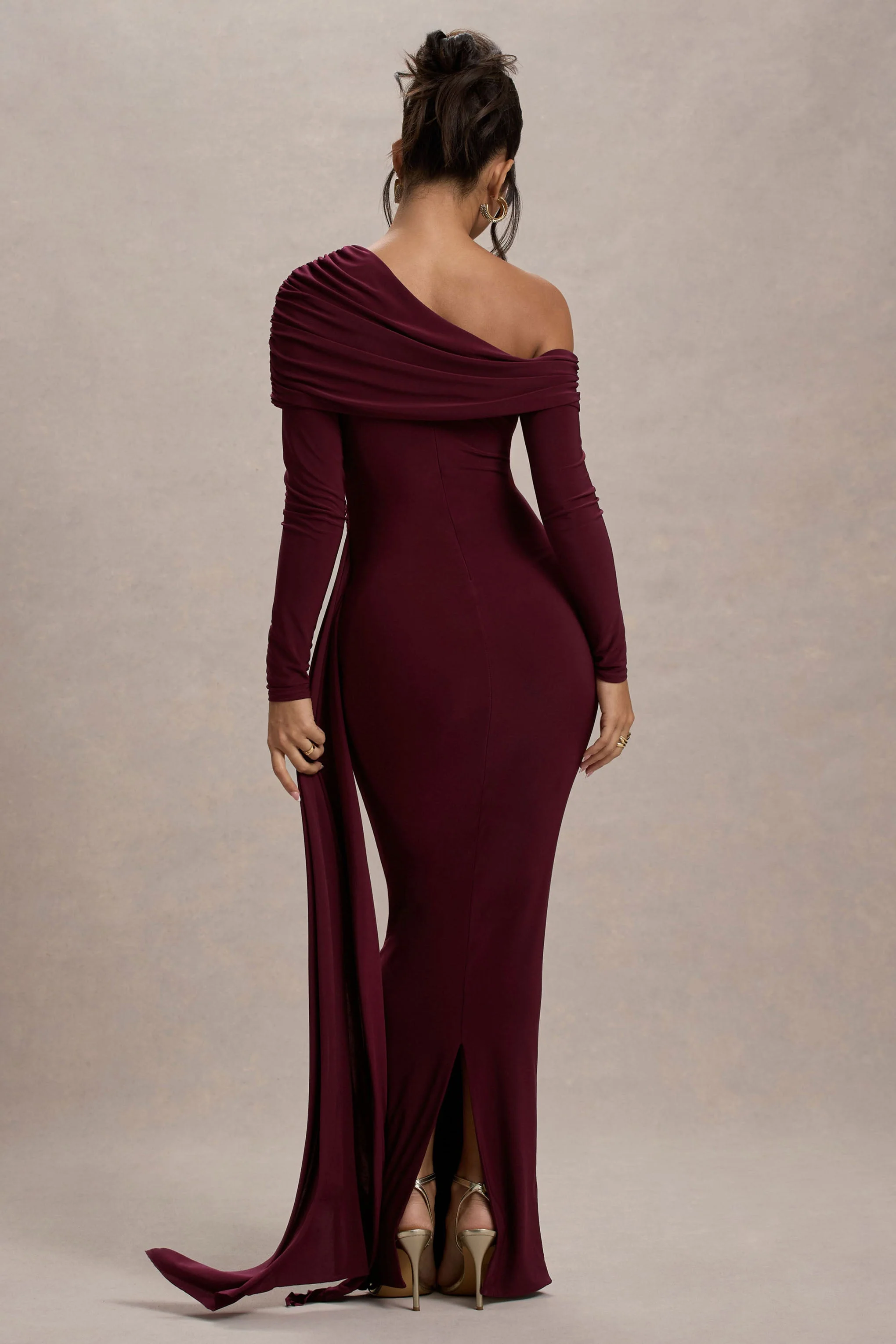 Valina | Bordeaux Gerimpeld Asymmetrisch Maxi Jurk Met Drapering - Image 2