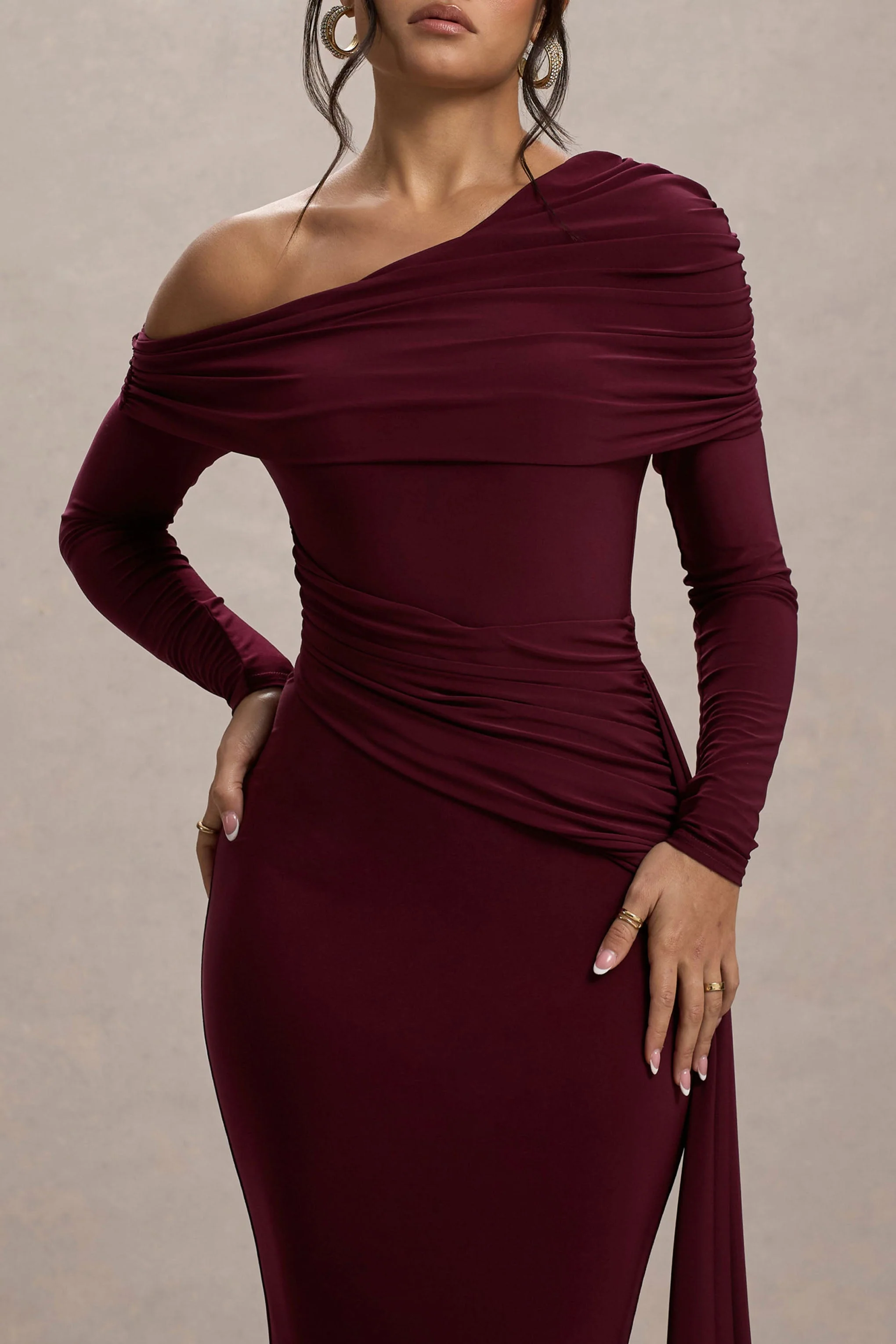 Valina | Bordeaux Gerimpeld Asymmetrisch Maxi Jurk Met Drapering - Image 3