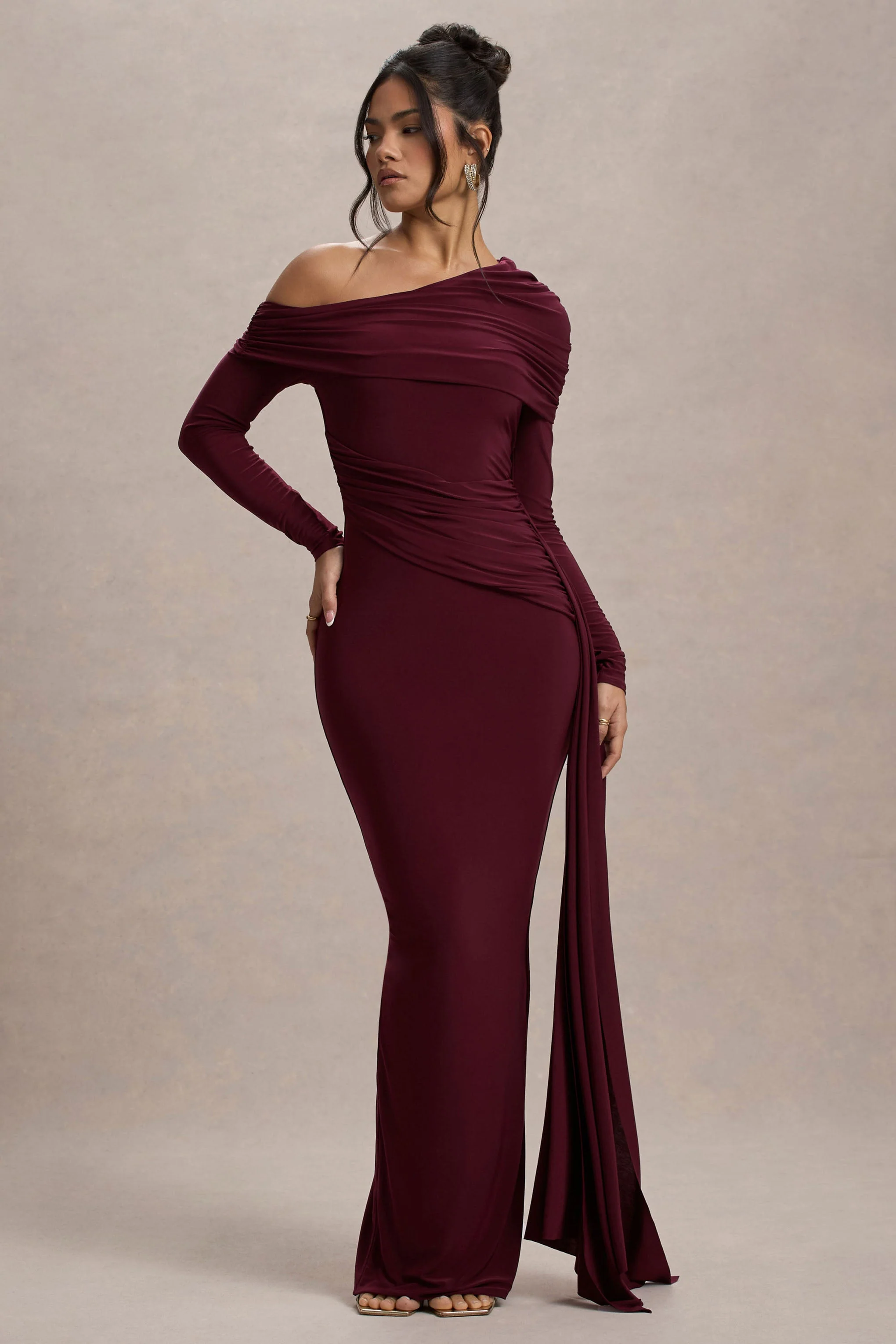 Valina | Bordeaux Gerimpeld Asymmetrisch Maxi Jurk Met Drapering - Image 4