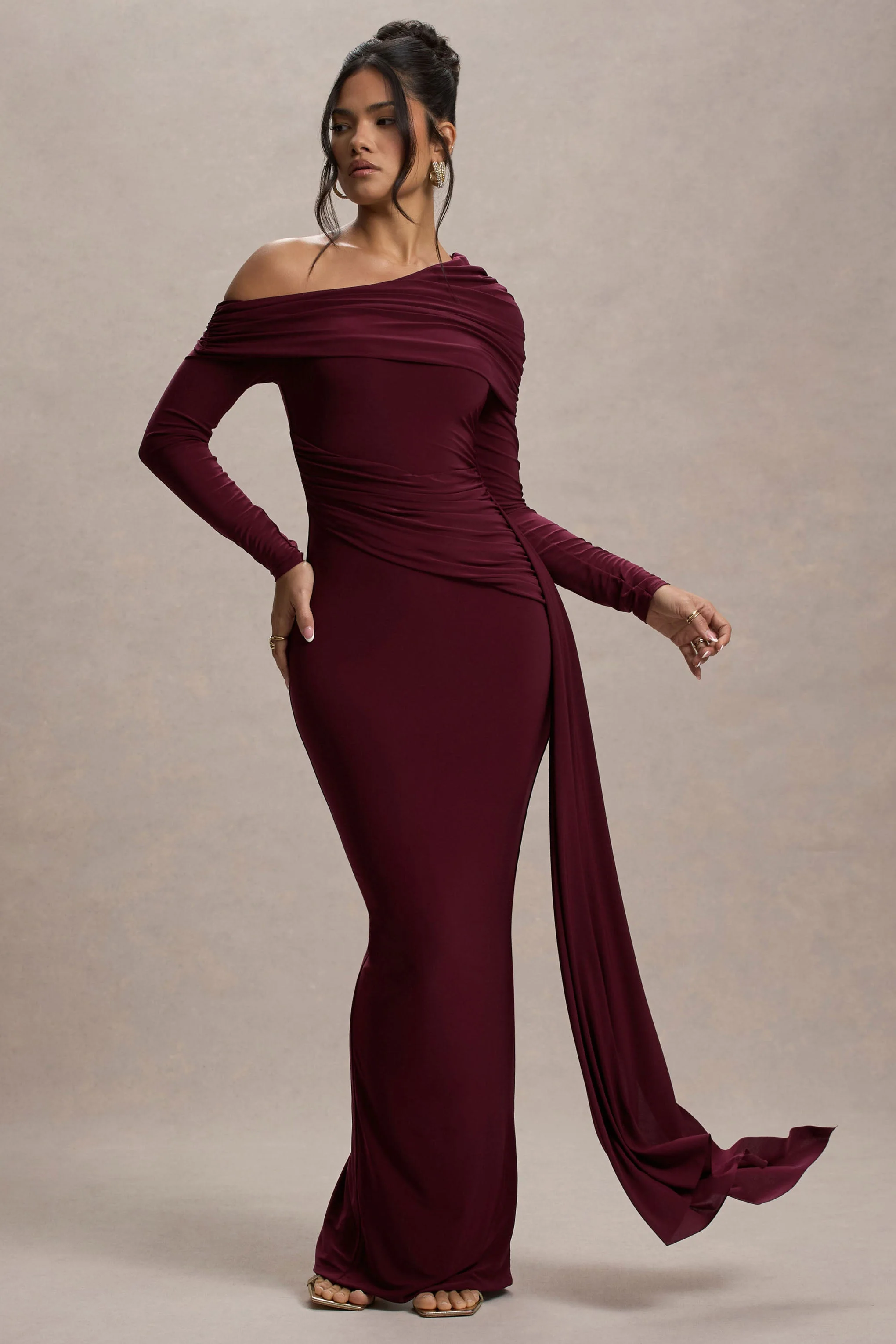 Valina | Bordeaux Gerimpeld Asymmetrisch Maxi Jurk Met Drapering - Image 5