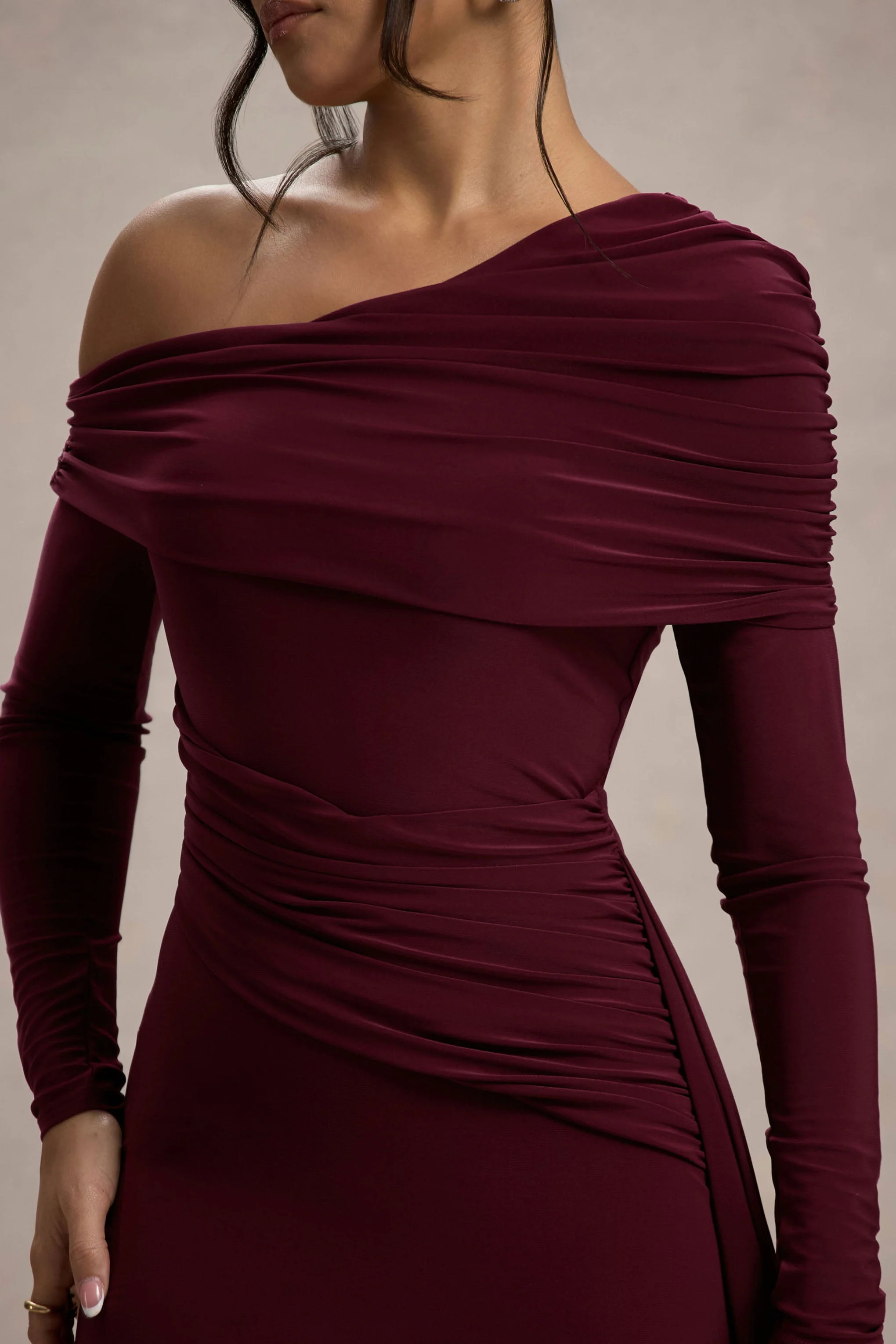 Valina | Bordeaux Gerimpeld Asymmetrisch Maxi Jurk Met Drapering - Image 6