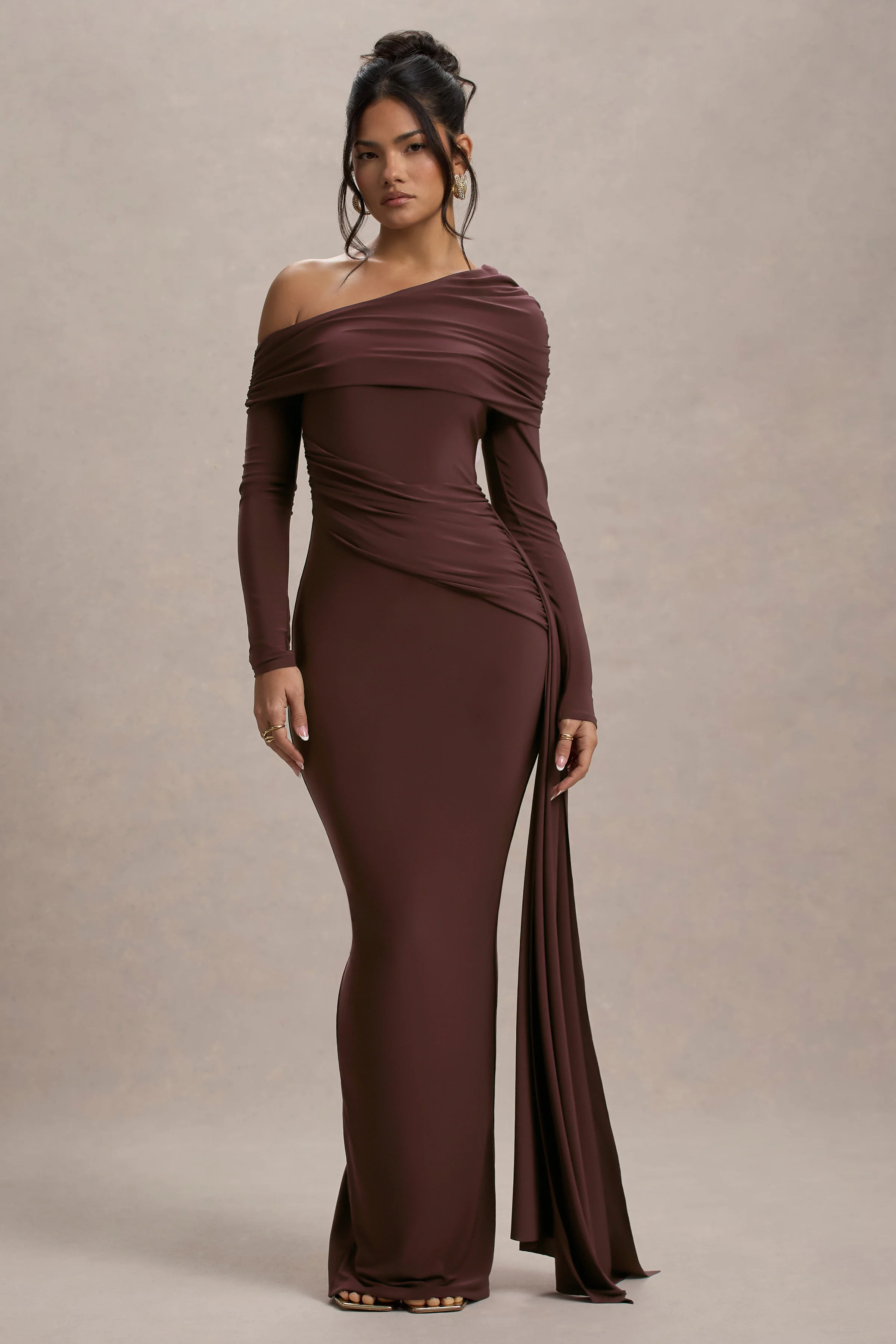 Valina | Bruine Gerimpelde Asymmetrische Maxi Jurk Met Drapering