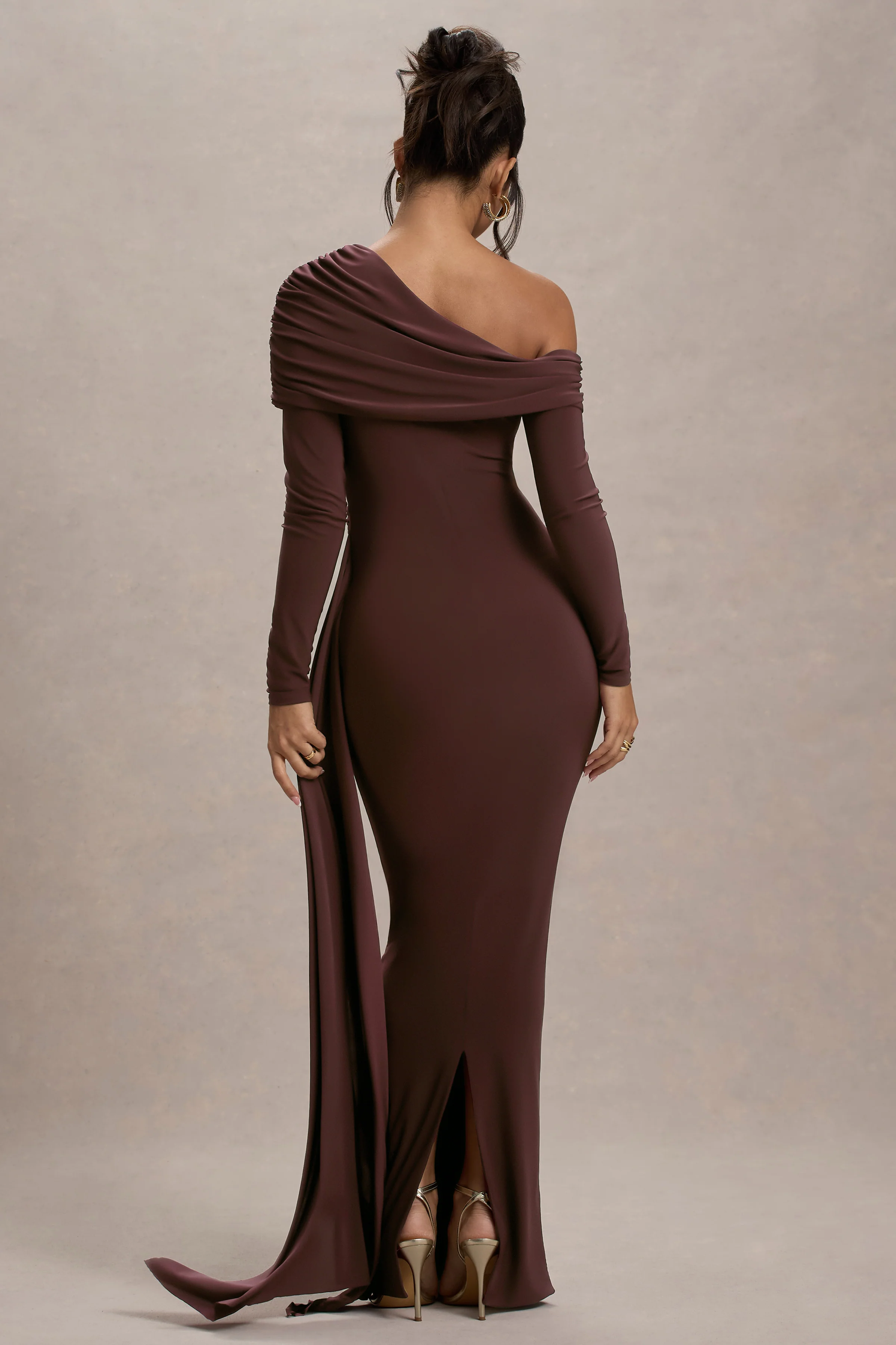 Valina | Bruine Gerimpelde Asymmetrische Maxi Jurk Met Drapering - Image 2