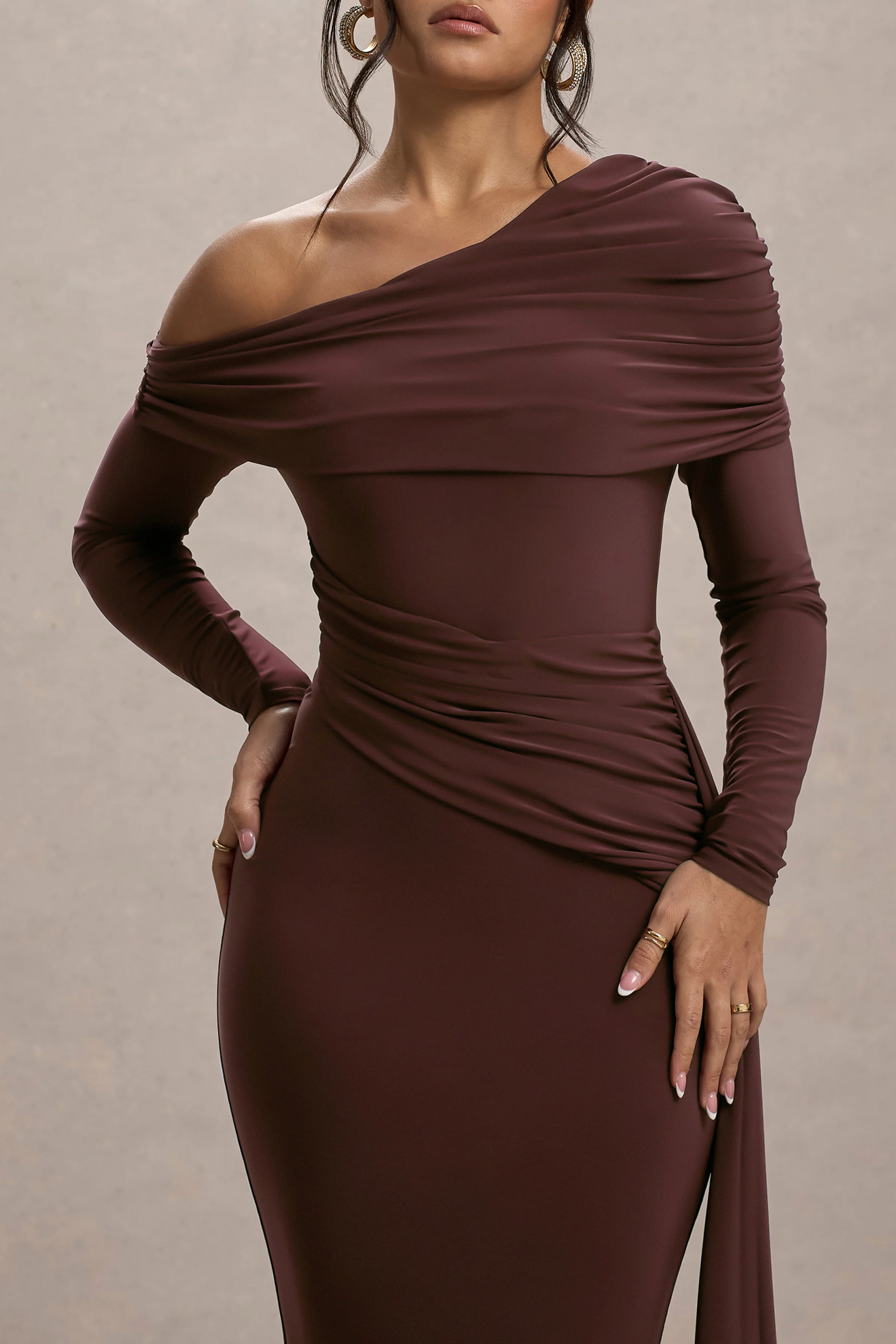 Valina | Bruine Gerimpelde Asymmetrische Maxi Jurk Met Drapering - Image 3