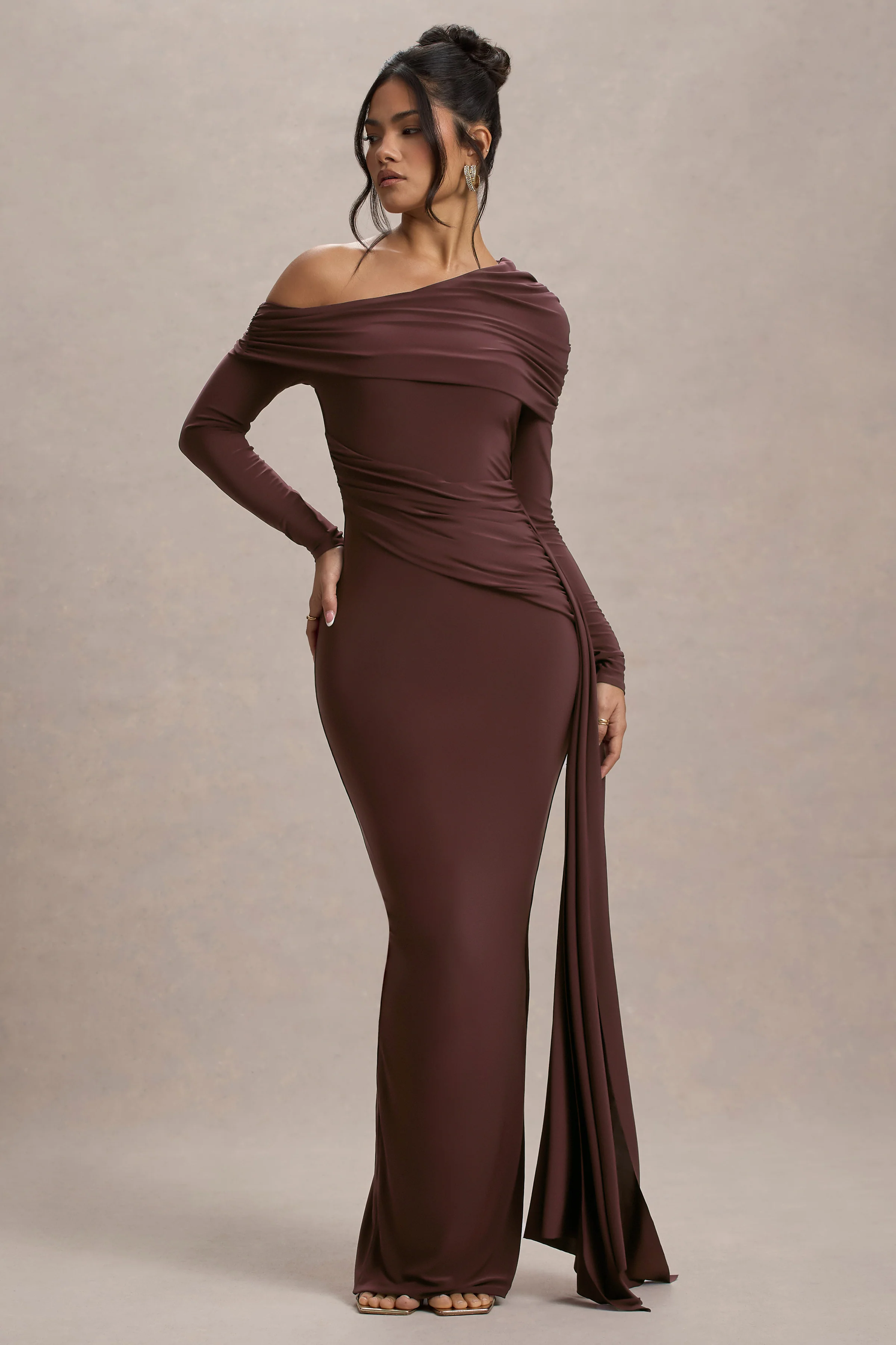 Valina | Bruine Gerimpelde Asymmetrische Maxi Jurk Met Drapering - Image 4