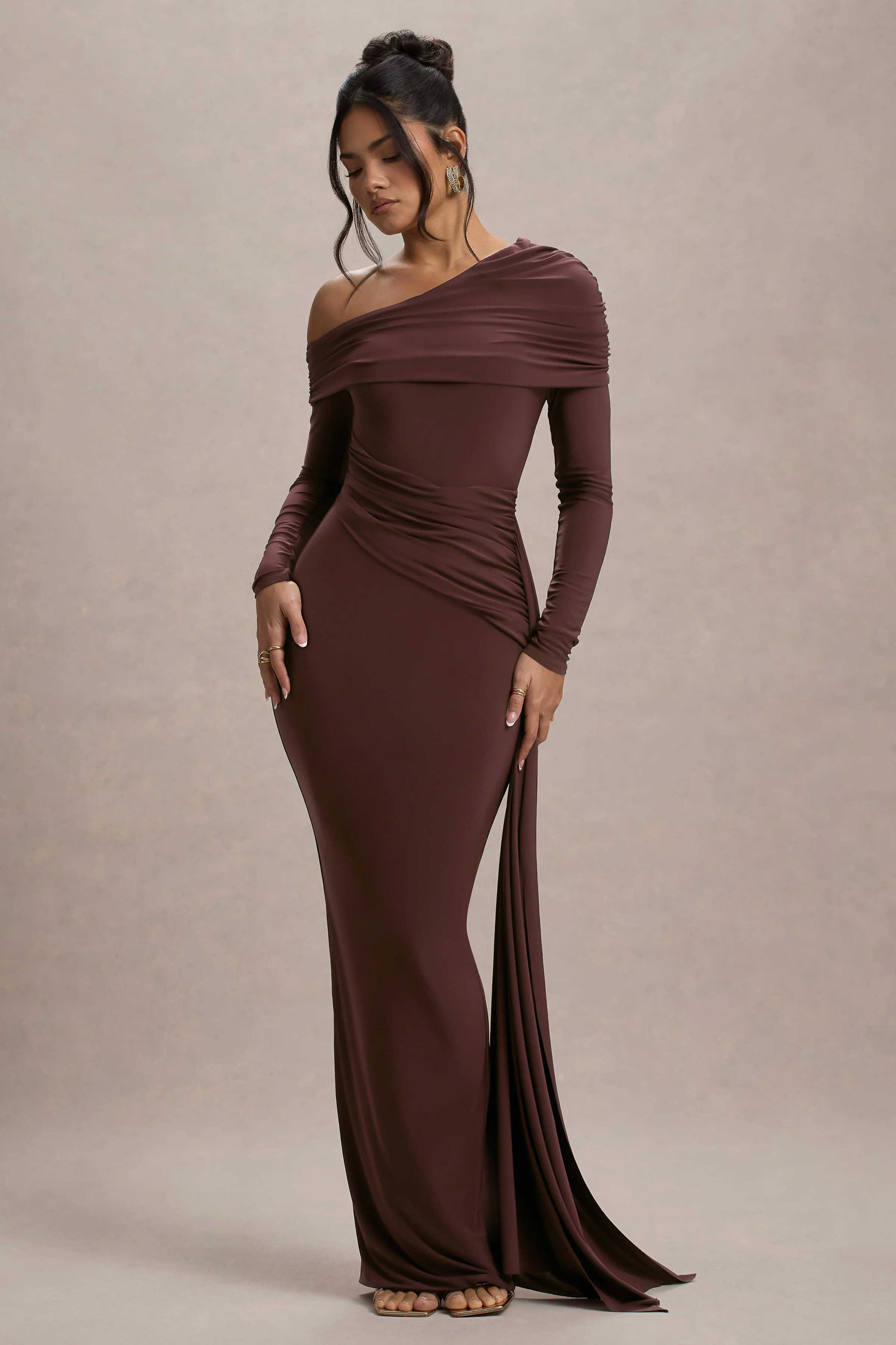 Valina | Bruine Gerimpelde Asymmetrische Maxi Jurk Met Drapering - Image 5