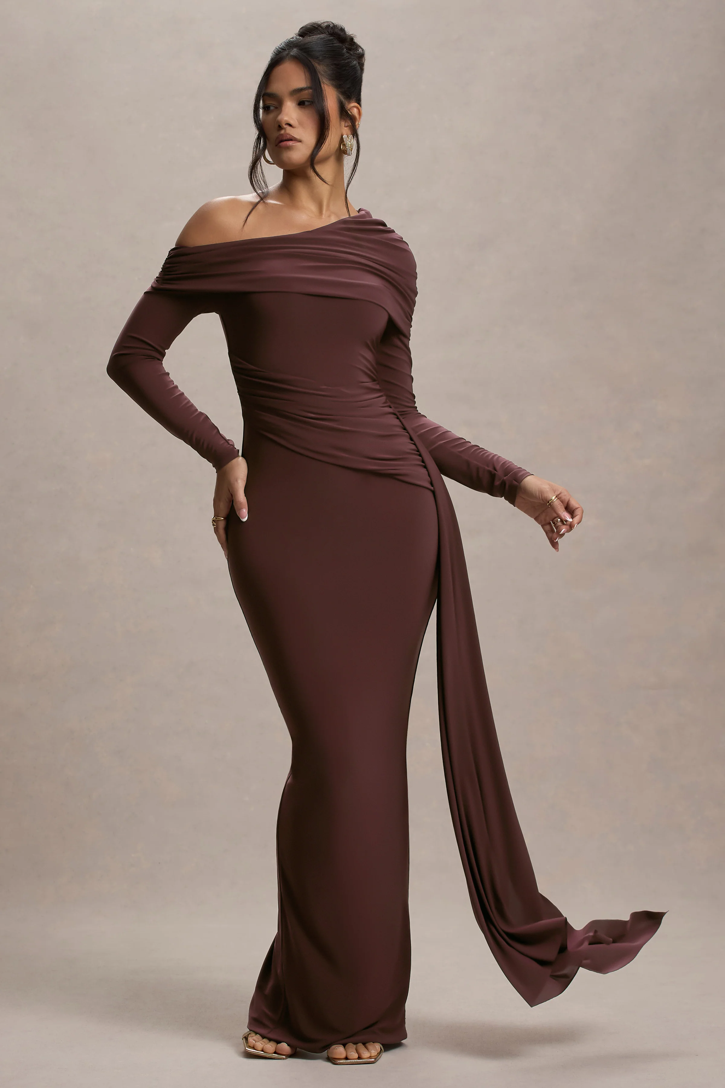 Valina | Bruine Gerimpelde Asymmetrische Maxi Jurk Met Drapering - Image 6