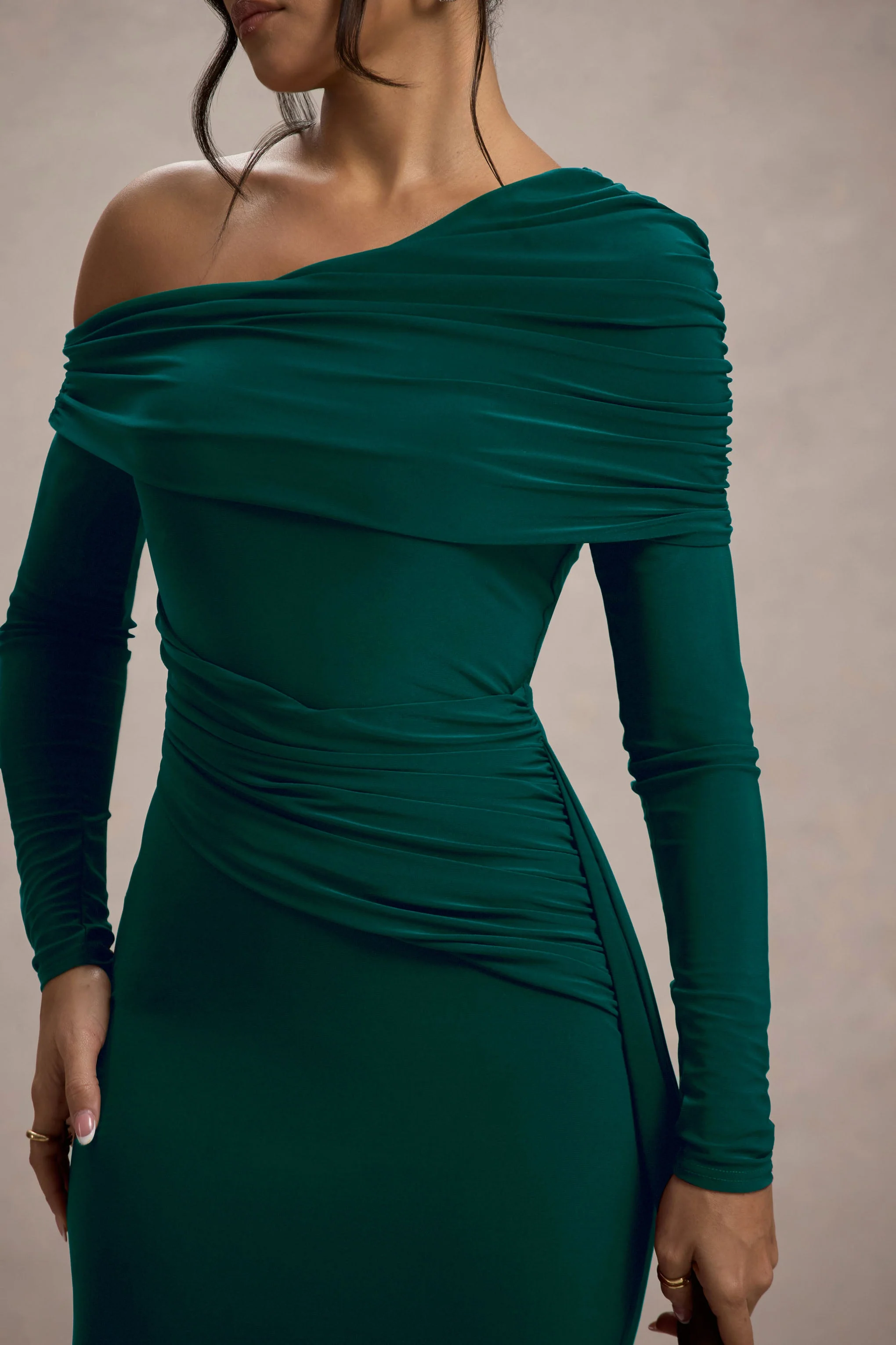 Valina | Groen Gerimpeld Asymmetrische Maxi Jurk Met Drapering - Image 7