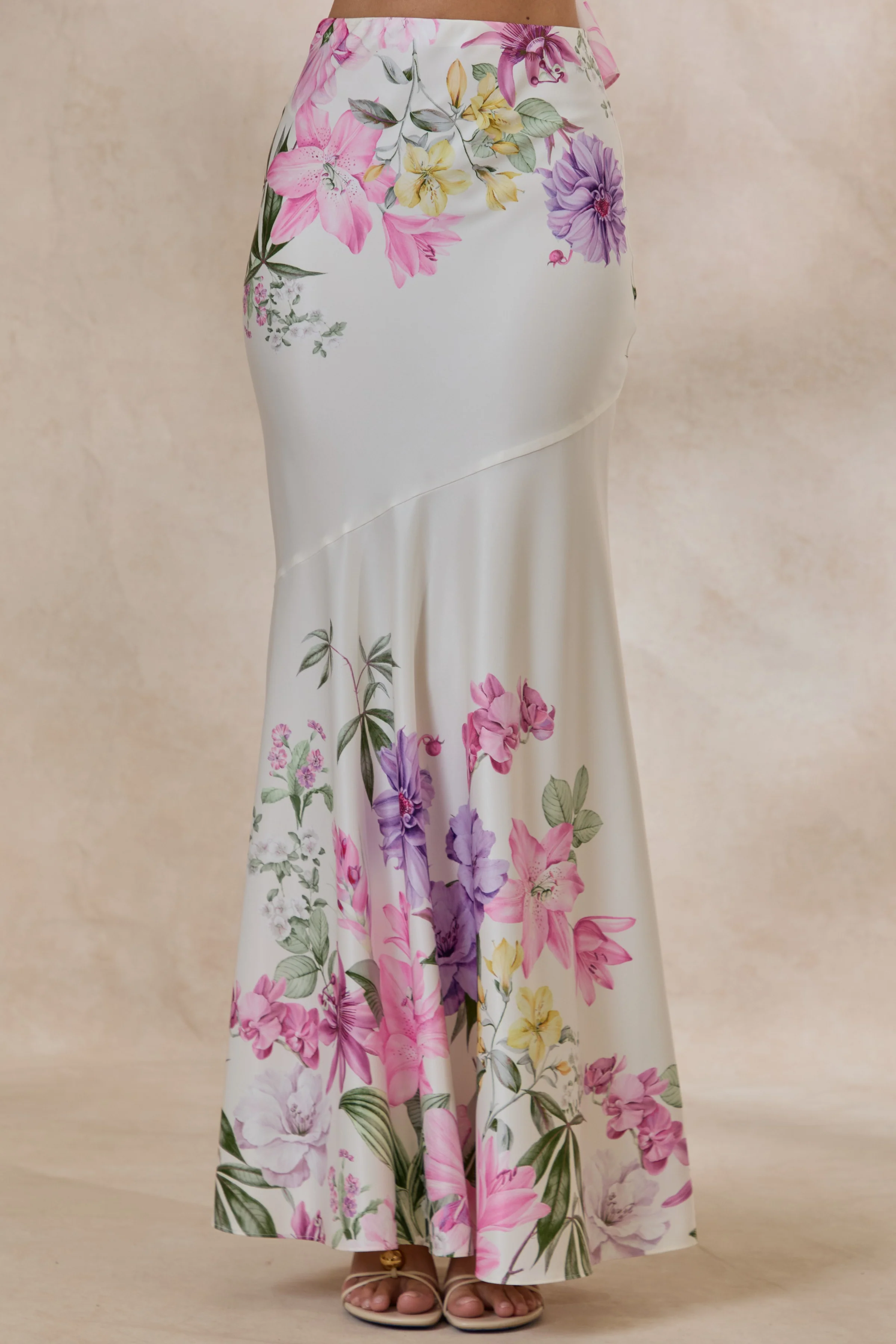 Vayla | Crème Bloemenprint Satijnen Maxi Rok Met Asymmetrische Verlaagde Taille - Image 2