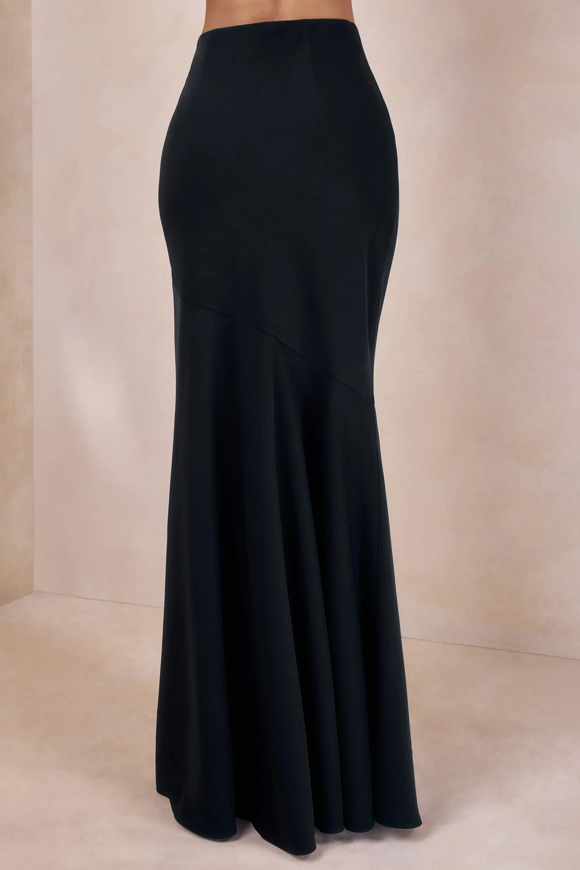 Vayla | Zwarte Satijnen Asymmetrische Maxi Rok Met Verlaagde Taille - Image 4