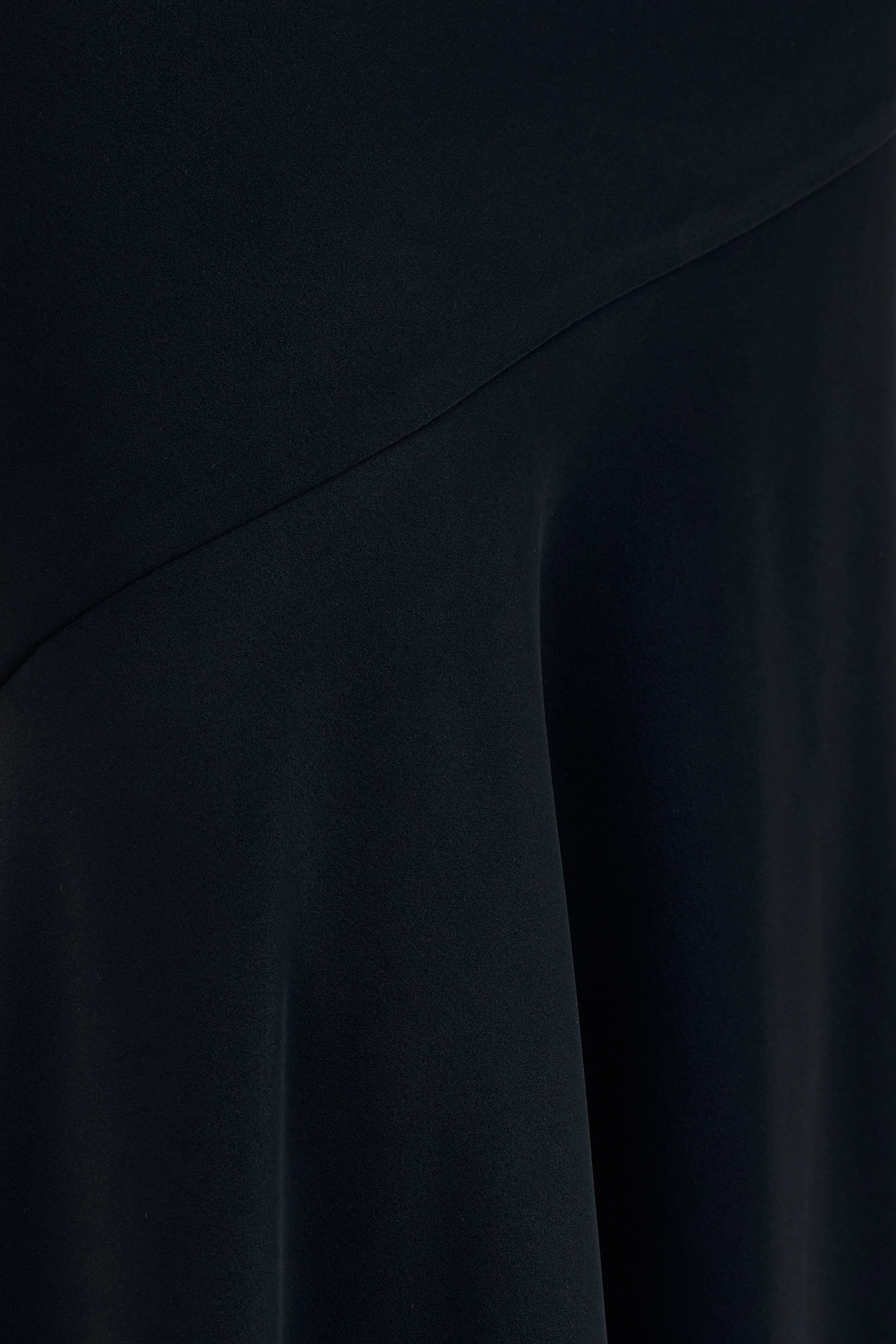 Vayla | Zwarte Satijnen Asymmetrische Maxi Rok Met Verlaagde Taille - Image 6