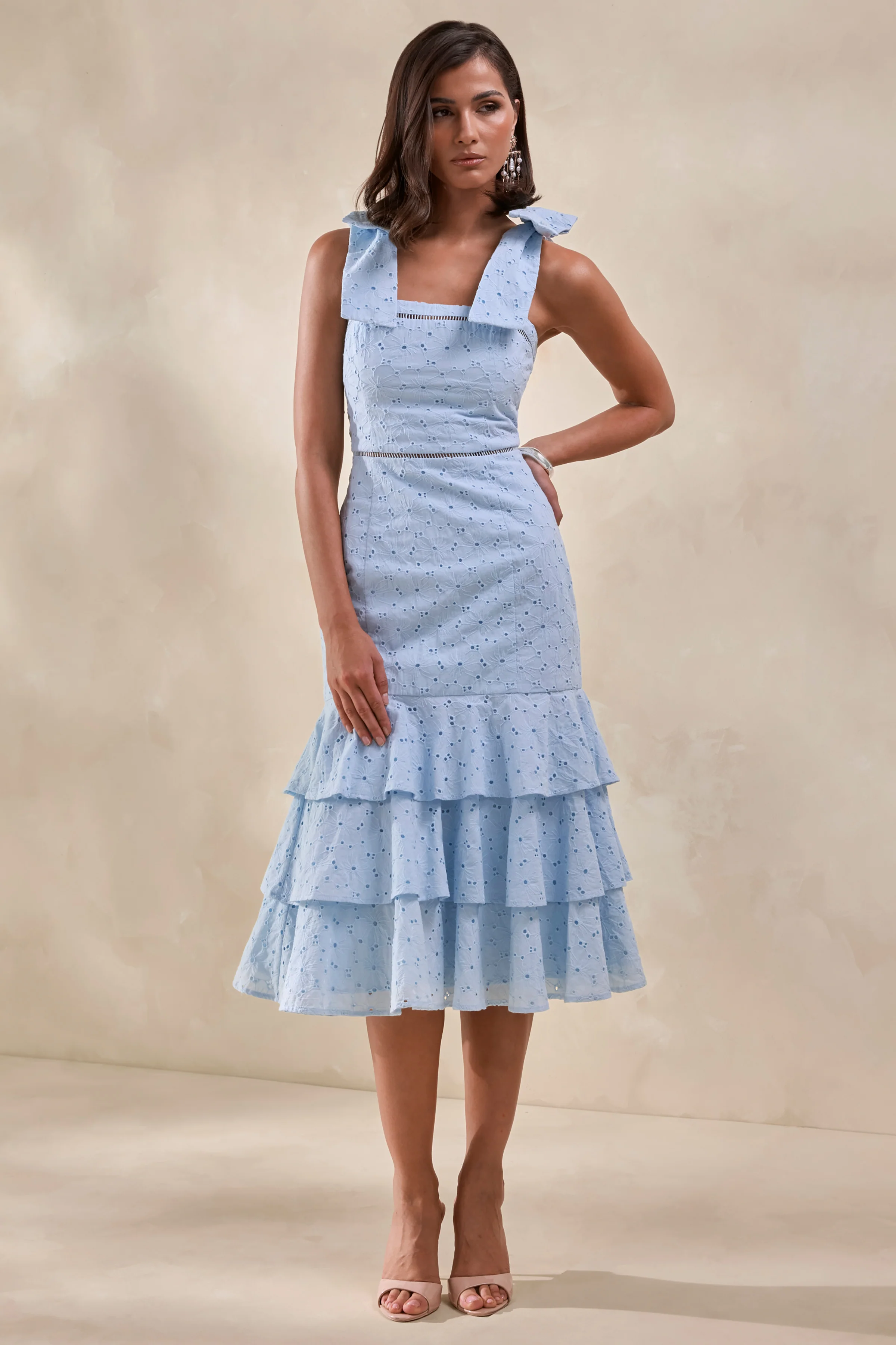 Velissia | Blauwe Broderie Midi Jurk Met Vierkante Hals, Strikmouwen En Rucheszoom - Image 2