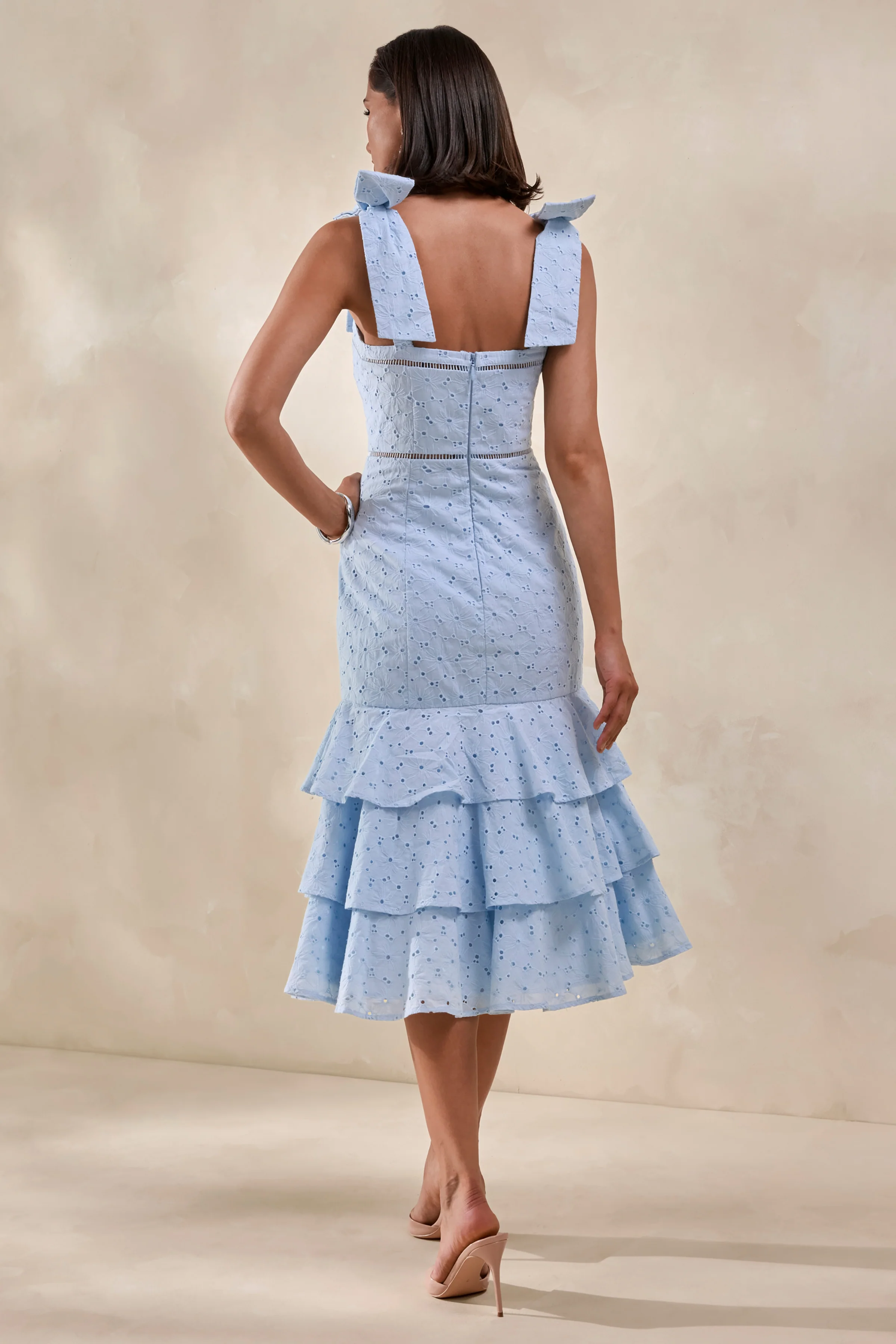Velissia | Blauwe Broderie Midi Jurk Met Vierkante Hals, Strikmouwen En Rucheszoom - Image 3