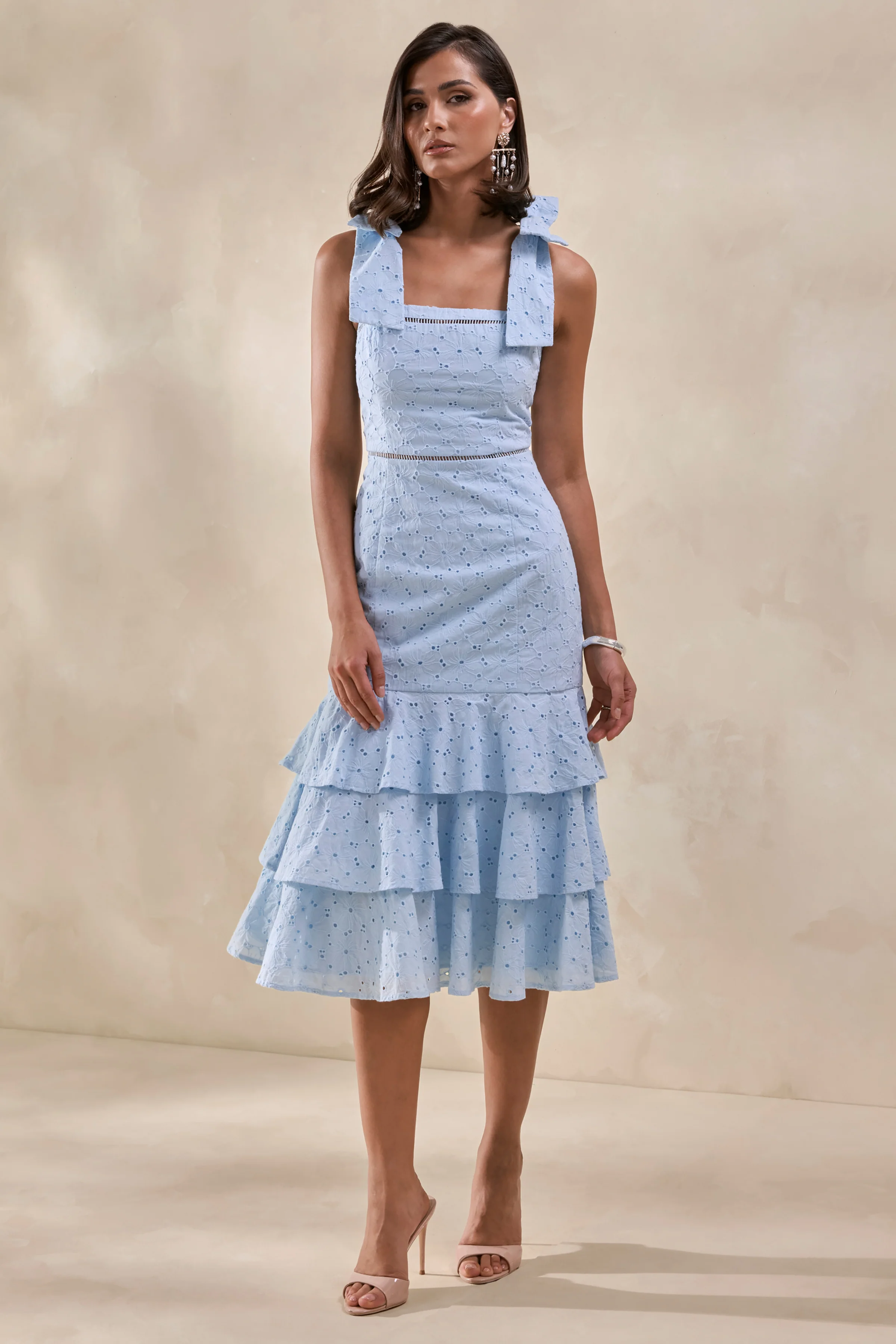Velissia | Blauwe Broderie Midi Jurk Met Vierkante Hals, Strikmouwen En Rucheszoom - Image 5