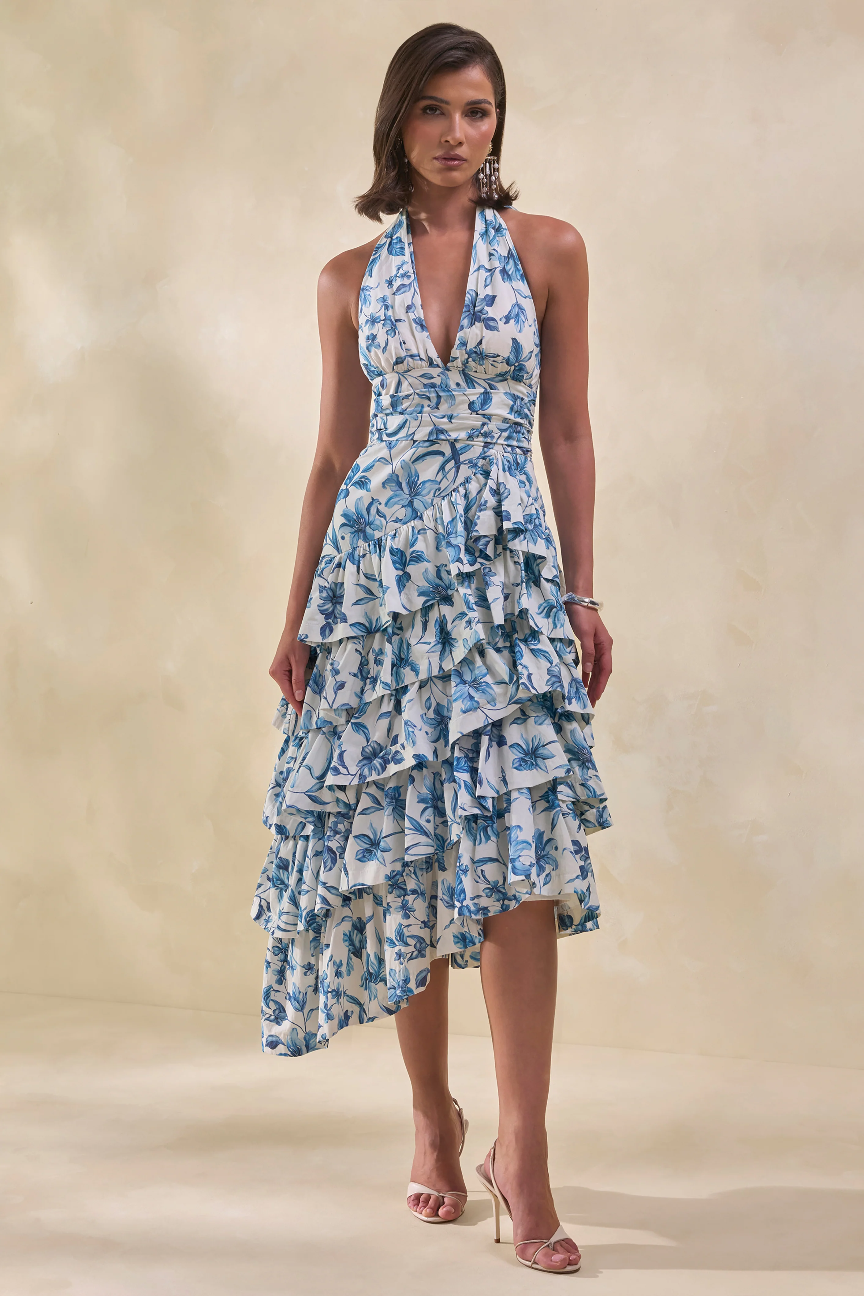 Velora | Blauwe Porselein Print Midi Jurk Met Asymmetrische Halslijn En Gelaagde Ruches - Image 2