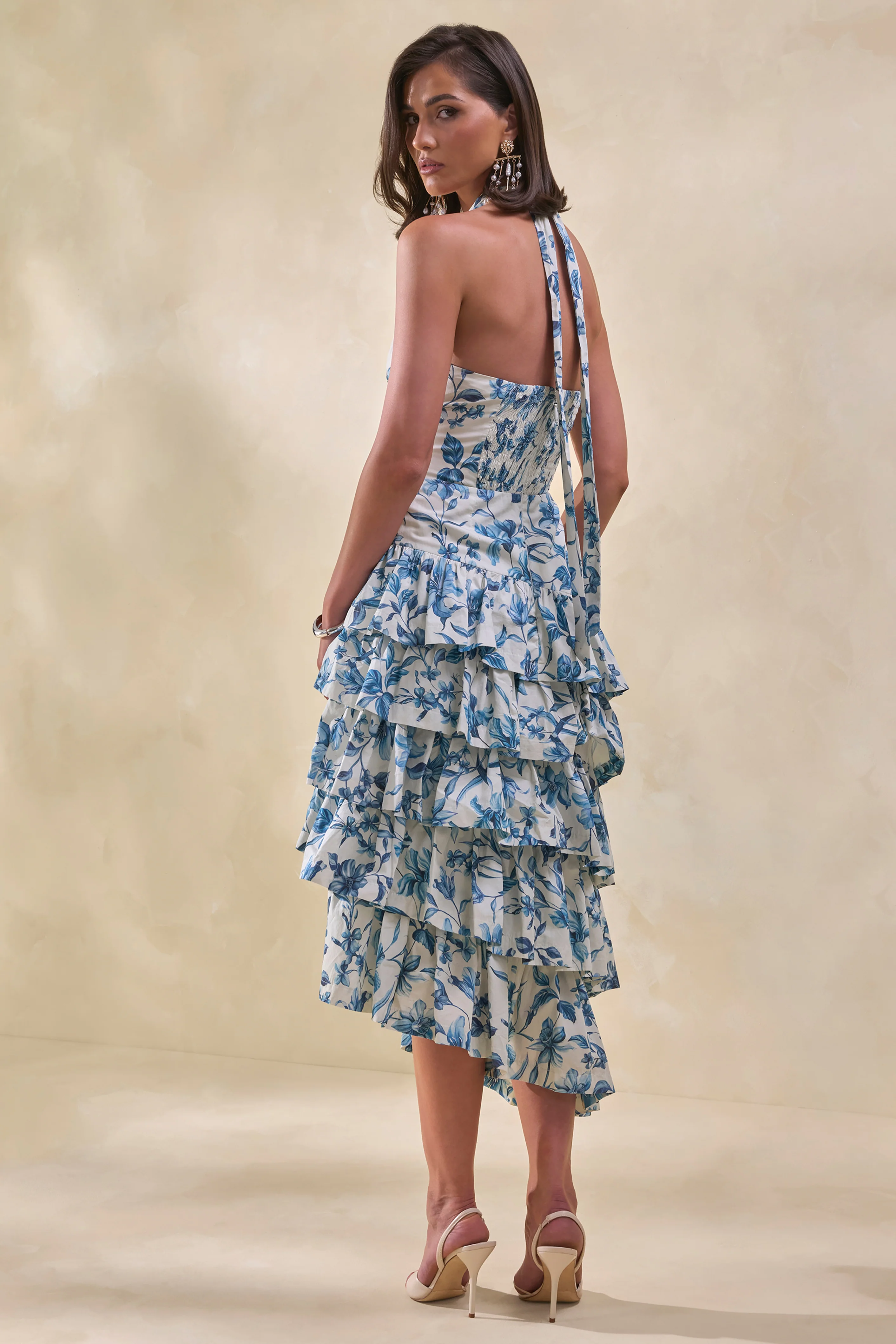 Velora | Blauwe Porselein Print Midi Jurk Met Asymmetrische Halslijn En Gelaagde Ruches - Image 3