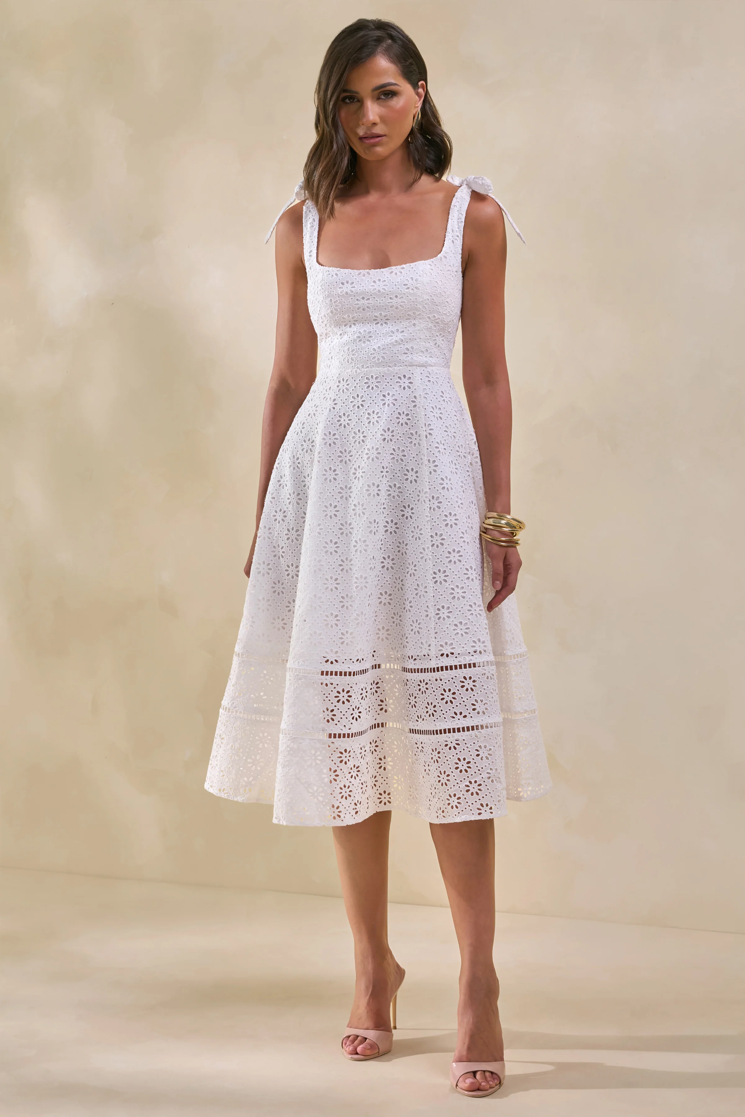 Veralia | Witte Broderie Midi Jurk Met Vierkante Hals En Strikmouwen - Image 4