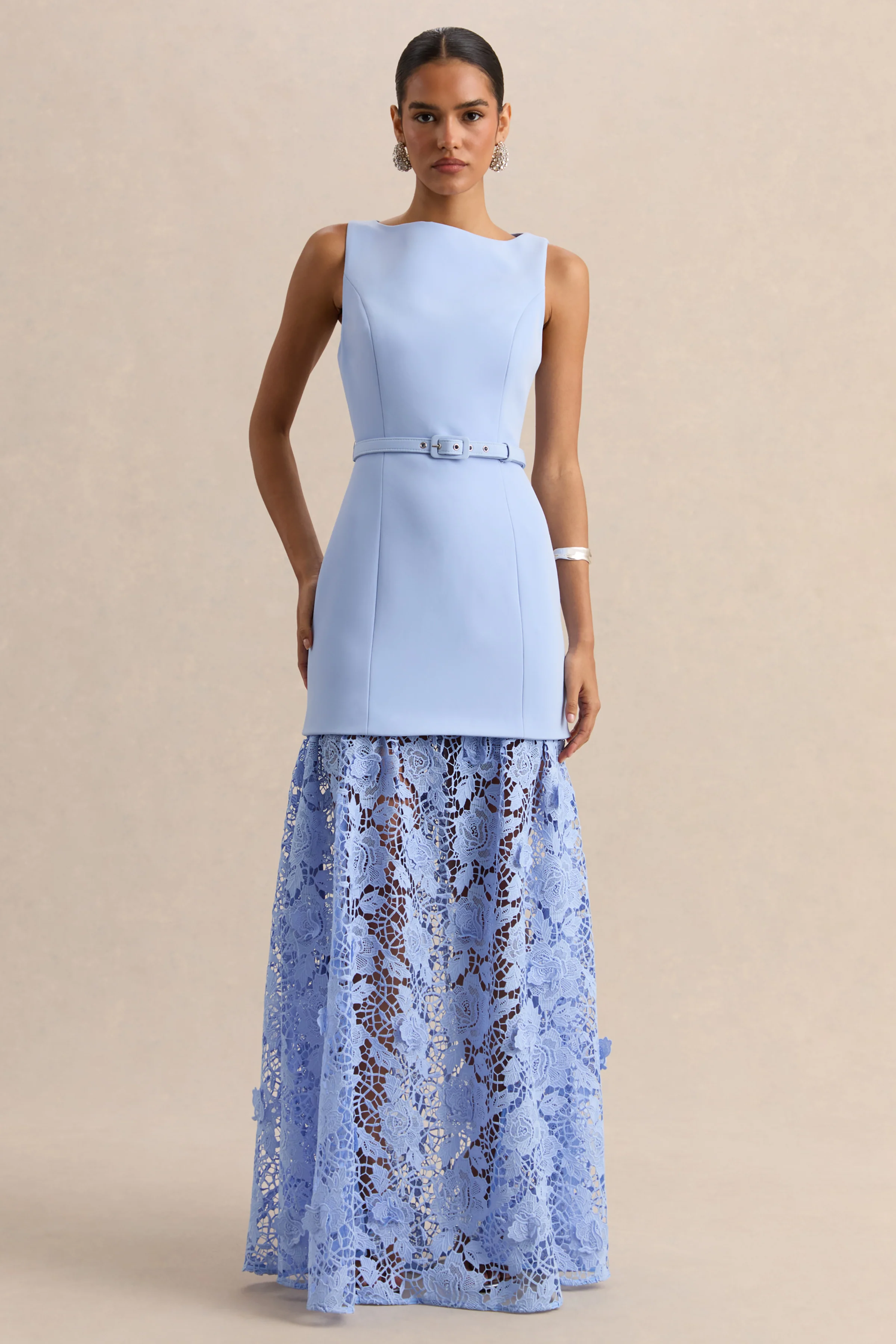 Verena | Poederblauwe Boot Hals Maxi Jurk Met Riemdetail En Kanten Rok