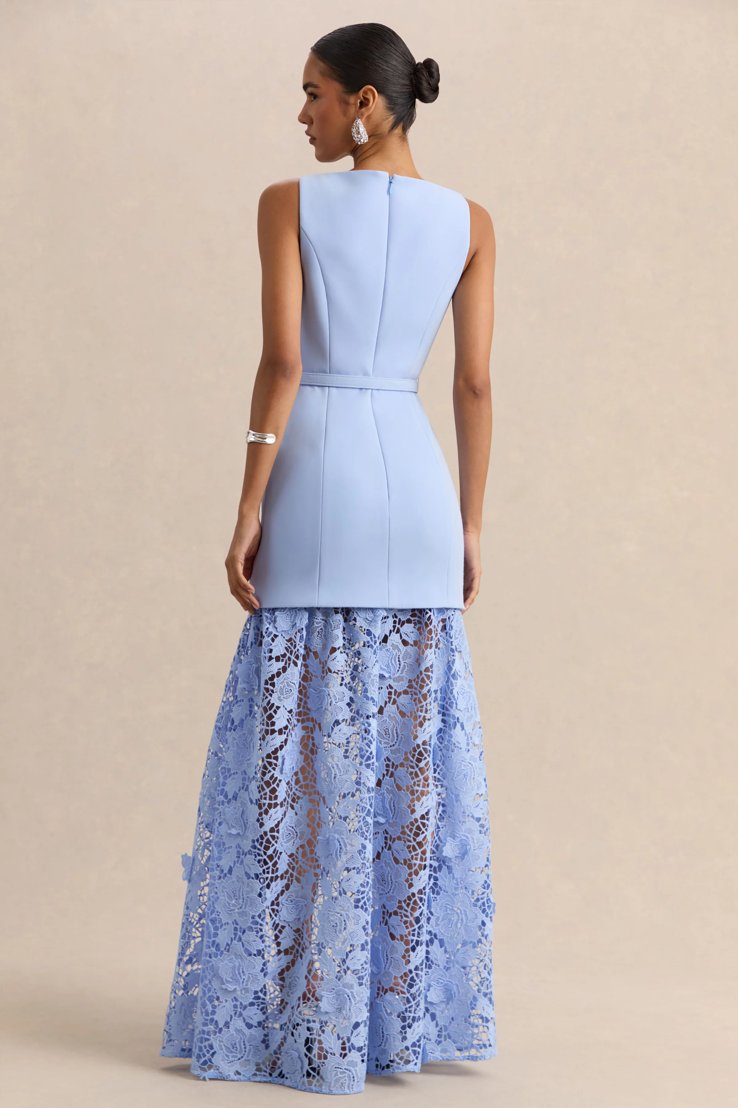 Verena | Poederblauwe Boot Hals Maxi Jurk Met Riemdetail En Kanten Rok - Image 2
