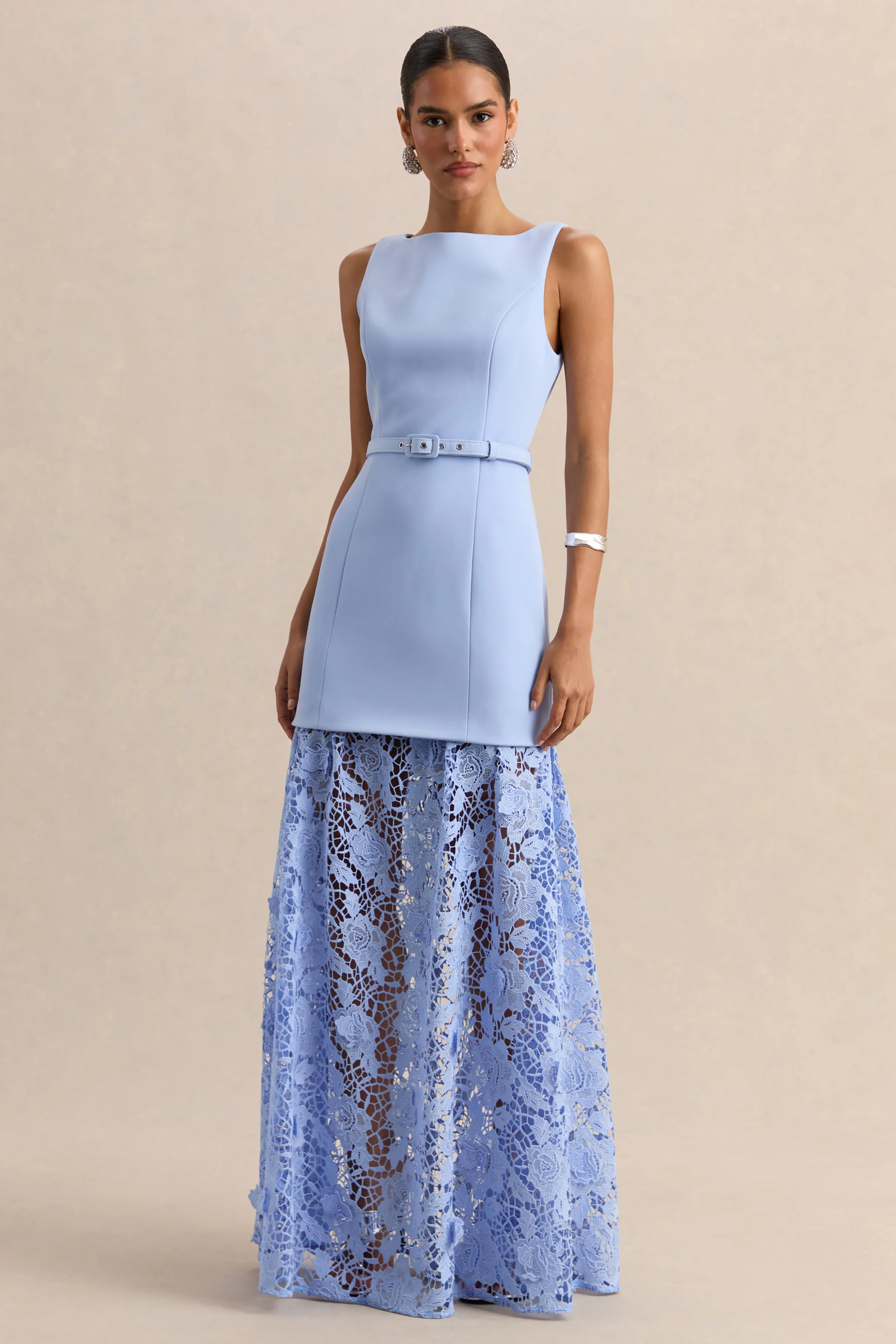 Verena | Poederblauwe Boot Hals Maxi Jurk Met Riemdetail En Kanten Rok - Image 4