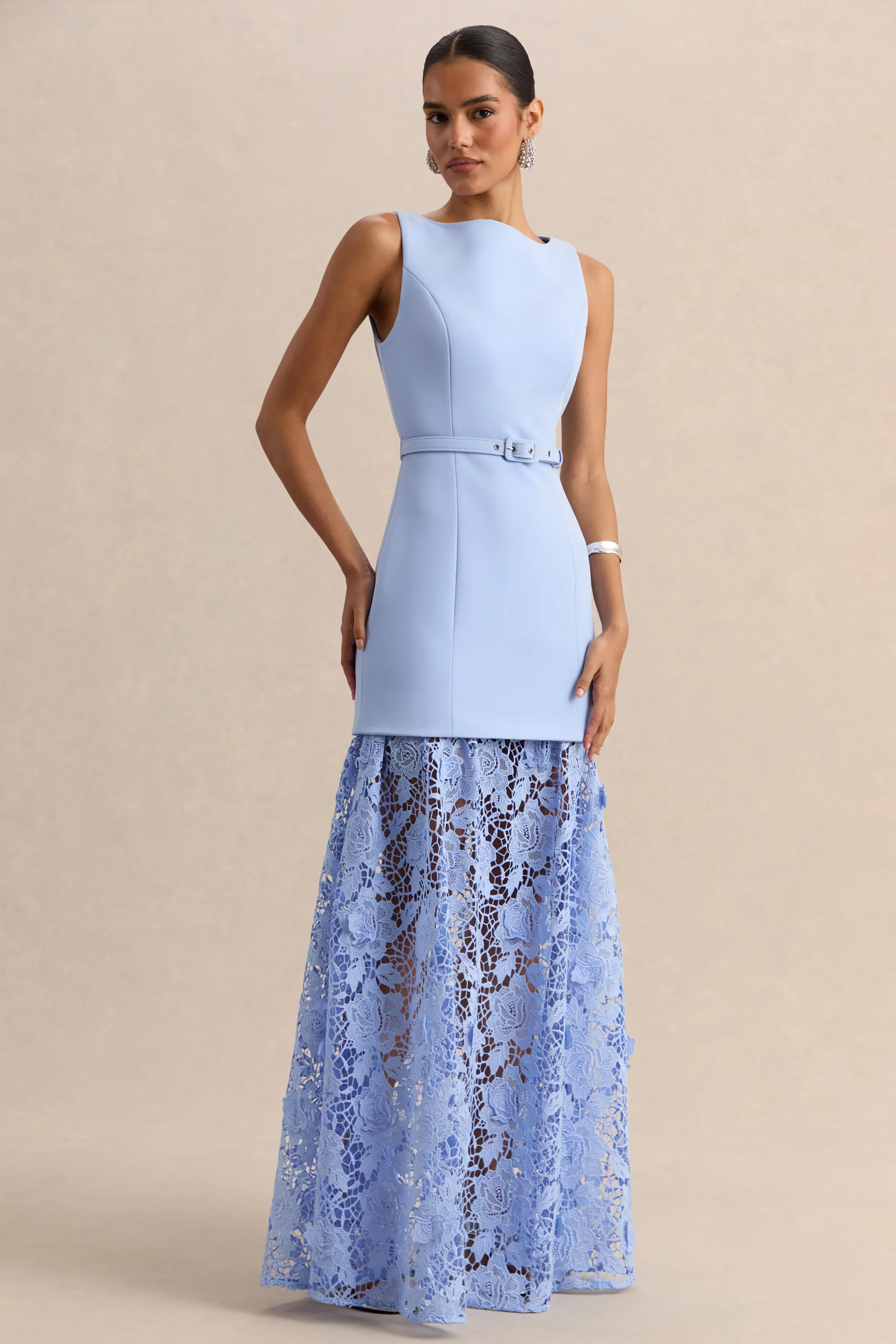 Verena | Poederblauwe Boot Hals Maxi Jurk Met Riemdetail En Kanten Rok - Image 5