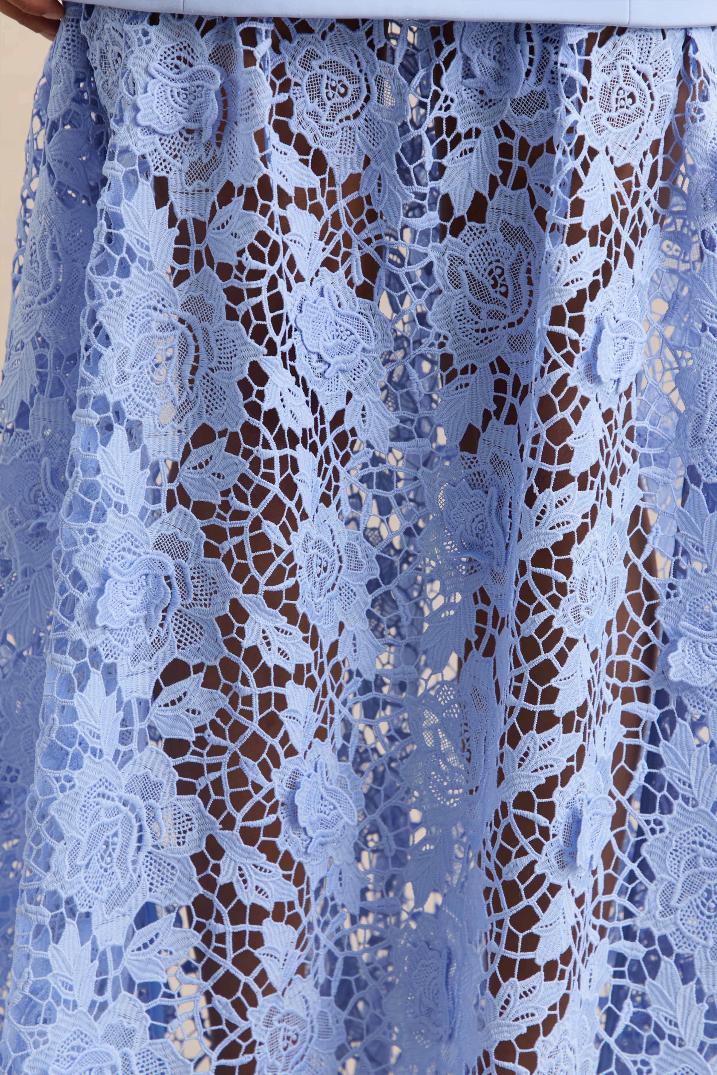 Verena | Poederblauwe Boot Hals Maxi Jurk Met Riemdetail En Kanten Rok - Image 6