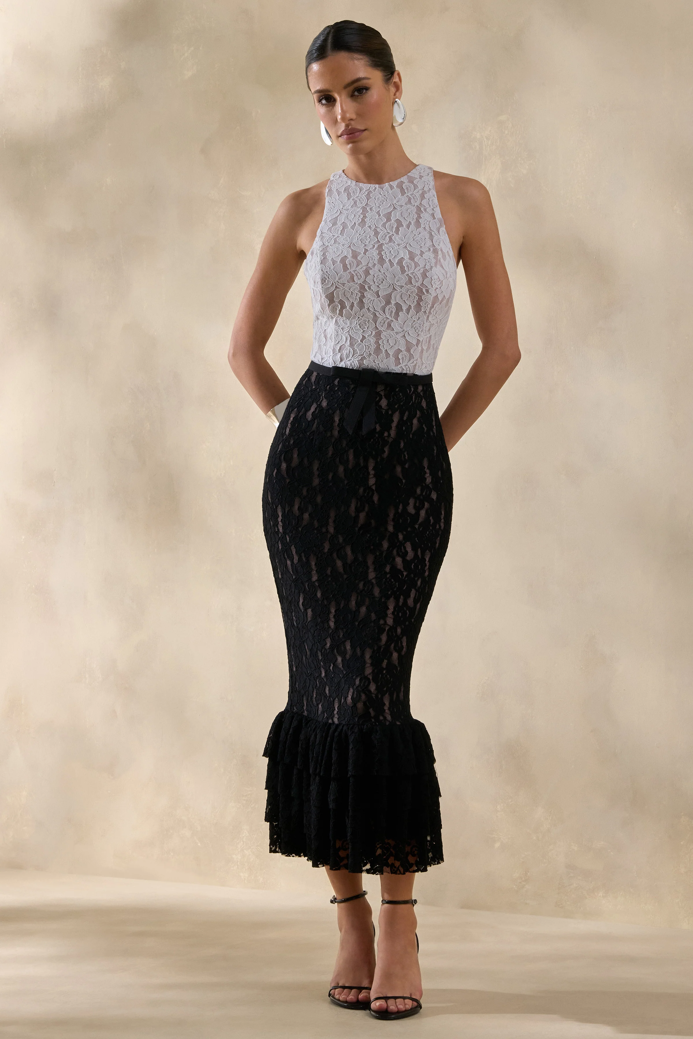 Vionna | Zwart-Witte Kanten Midi Jurk Met racer Nek En Strikceintuur Detail - Image 4
