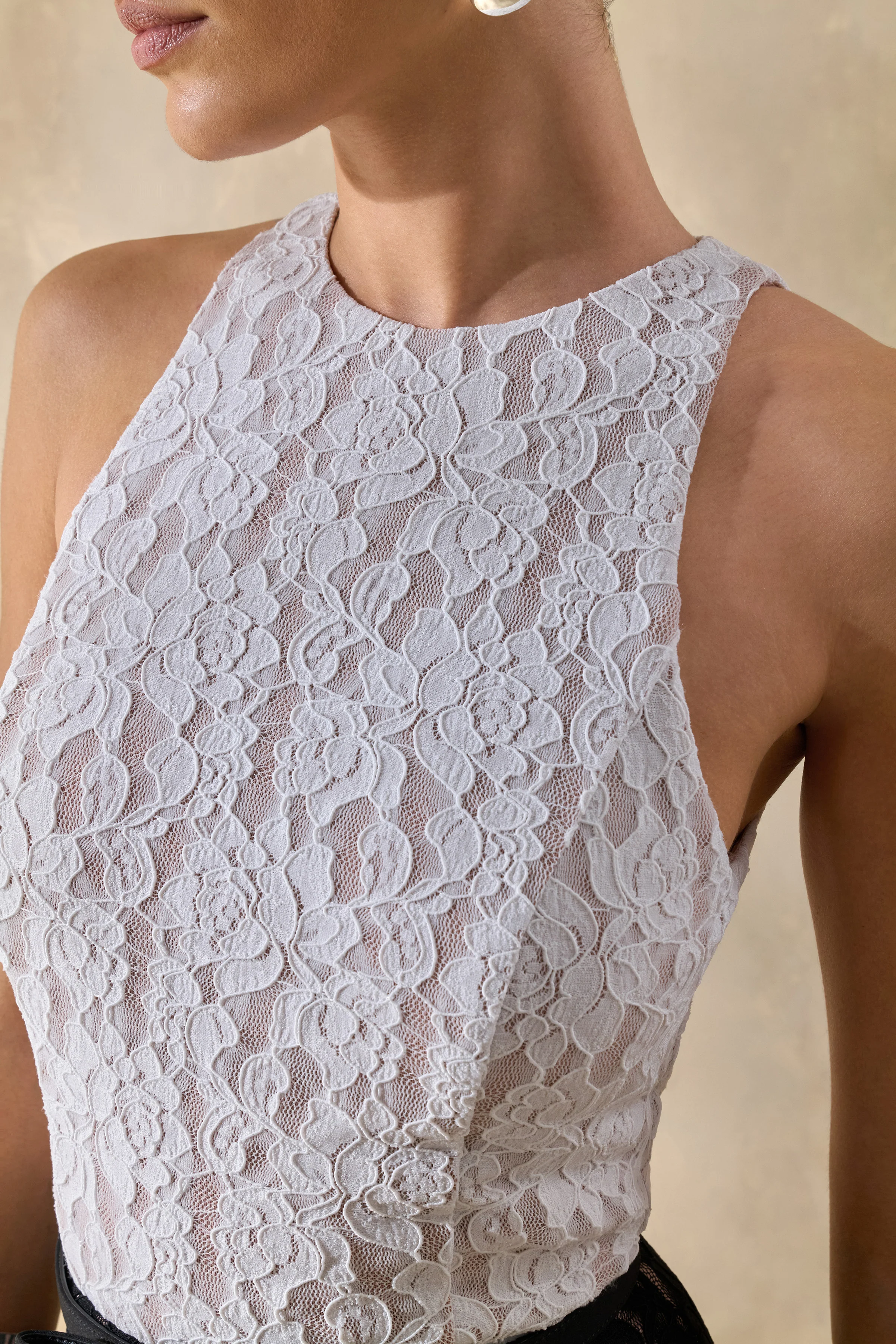 Vionna | Zwart-Witte Kanten Midi Jurk Met racer Nek En Strikceintuur Detail - Image 6