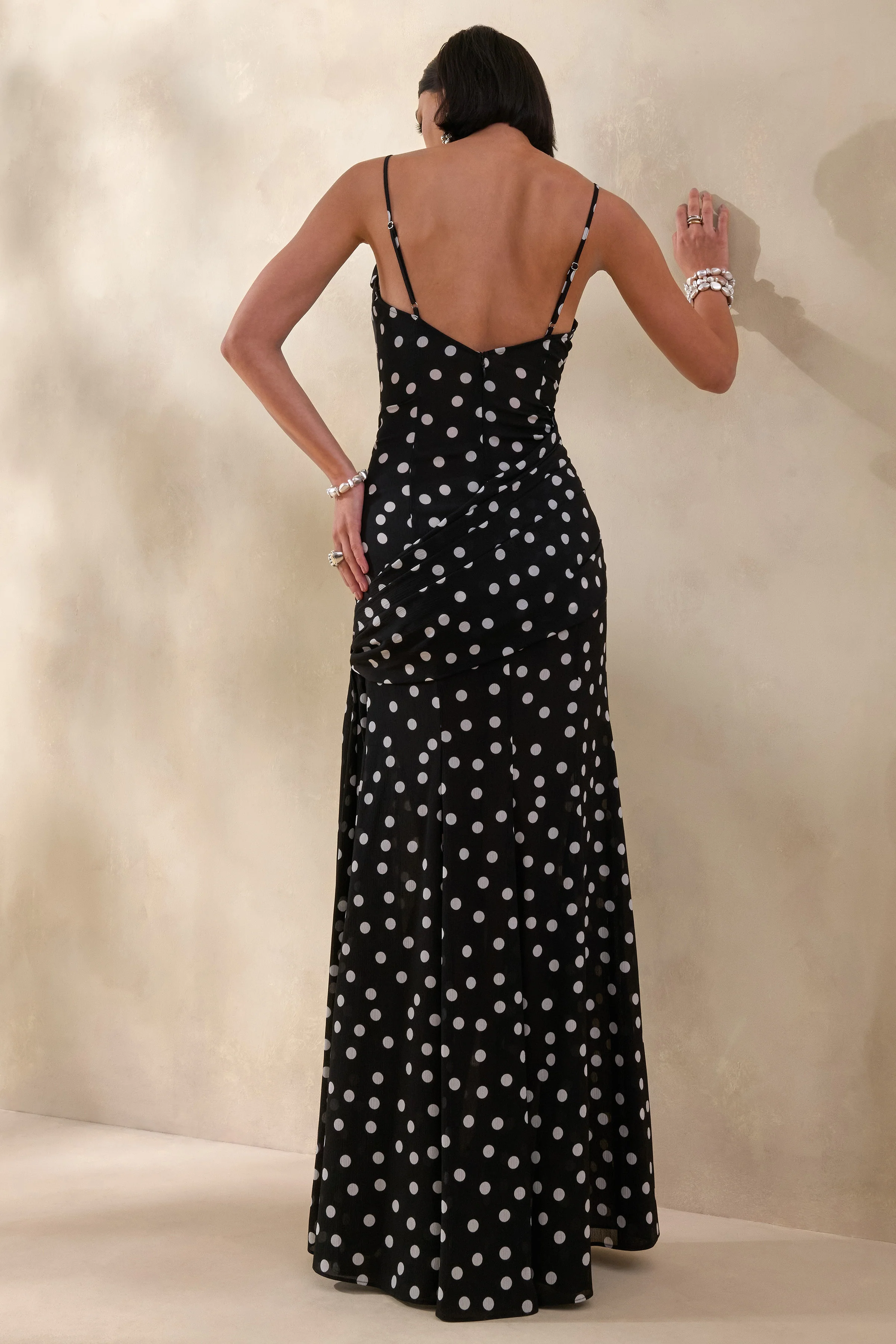 Virtue | Zwarte-Witte Stippen Print Doorschijnend Fishtail Maxi Jurk Met Draperend Hals En Split - Image 2
