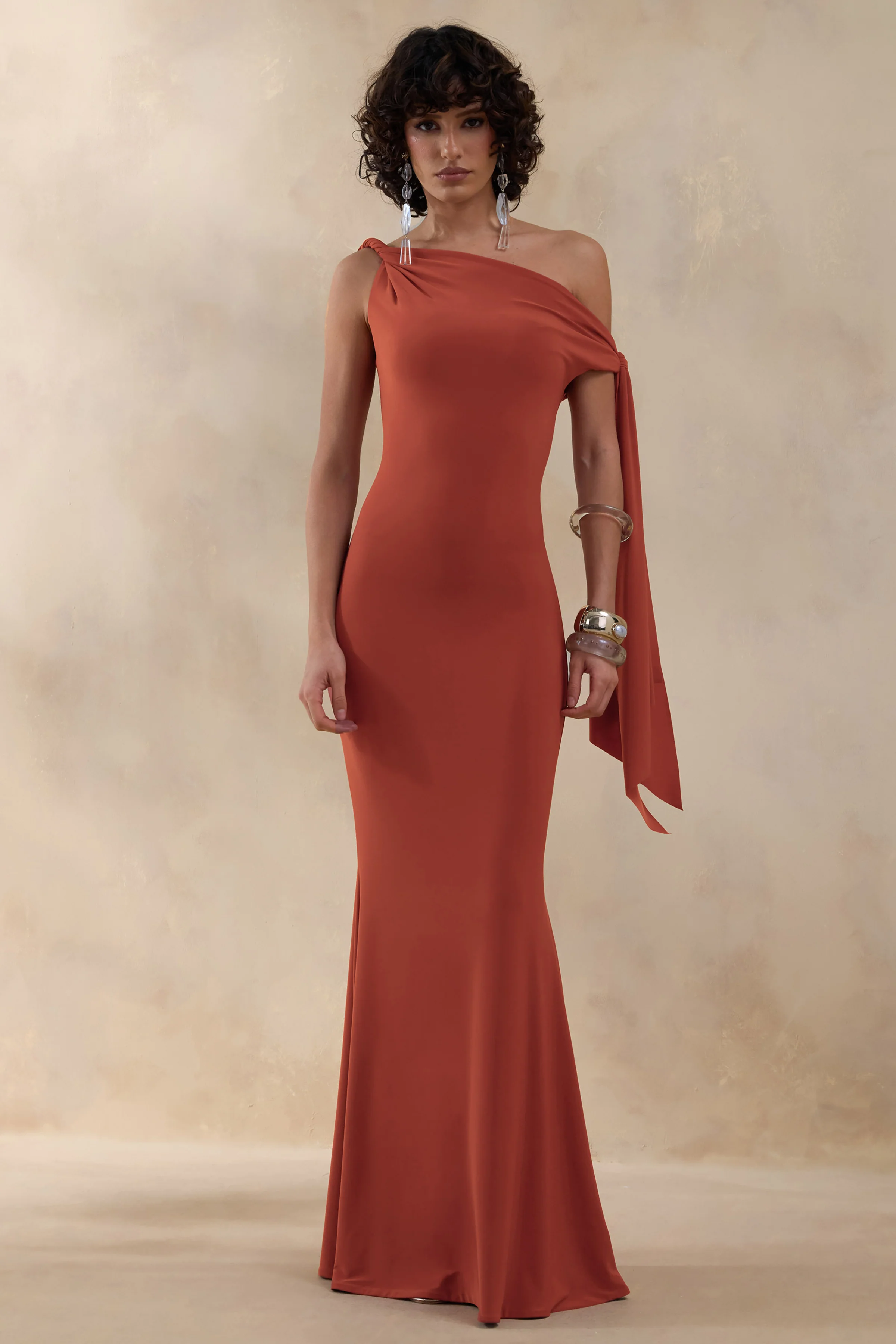 Vista | Roest Asymmetrische Hals Maxi Jurk Met Knoop Mouw Detail
