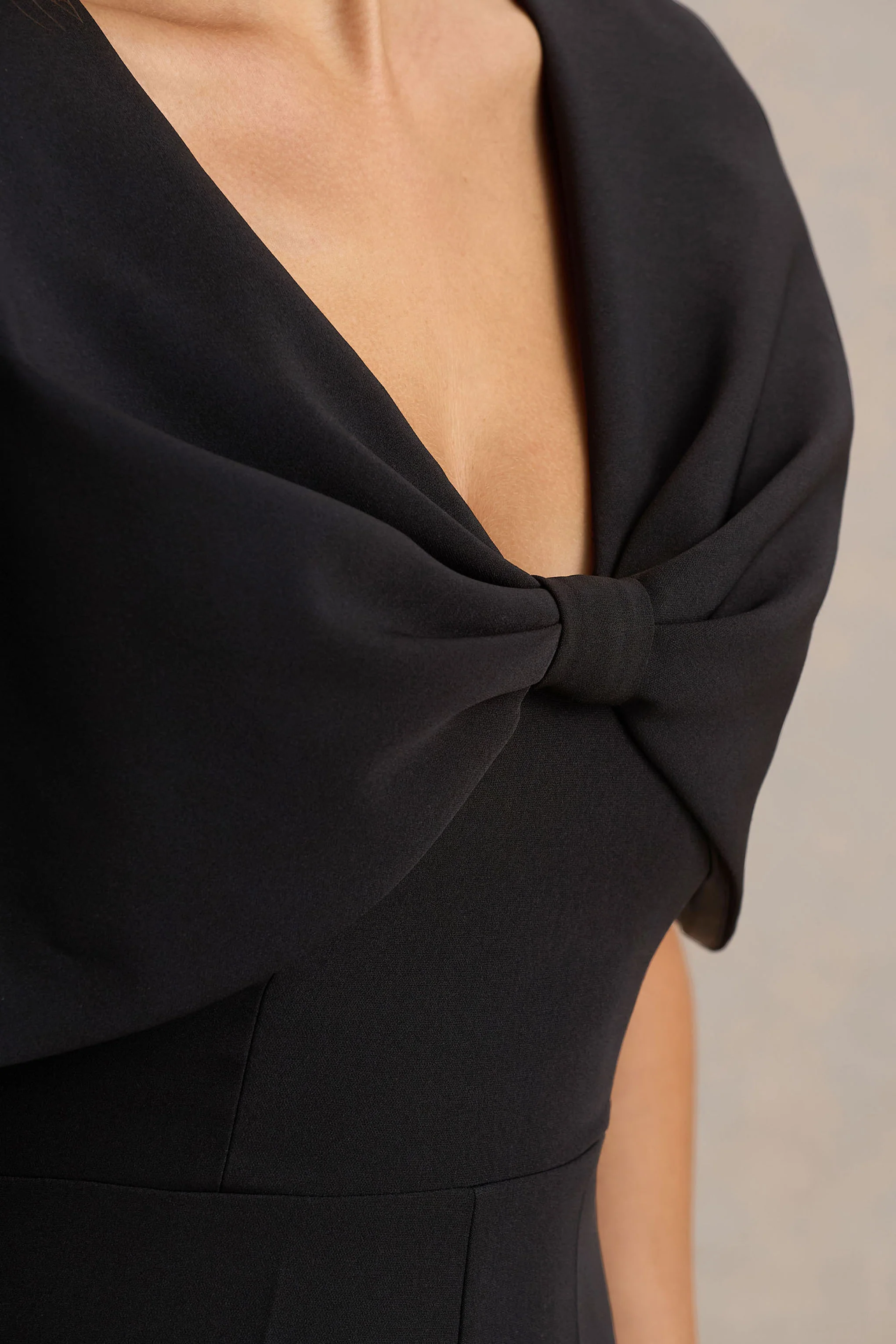 Vivid | Zwart Diepe V-Hals Jumpsuit Met Strikdetail - Image 3