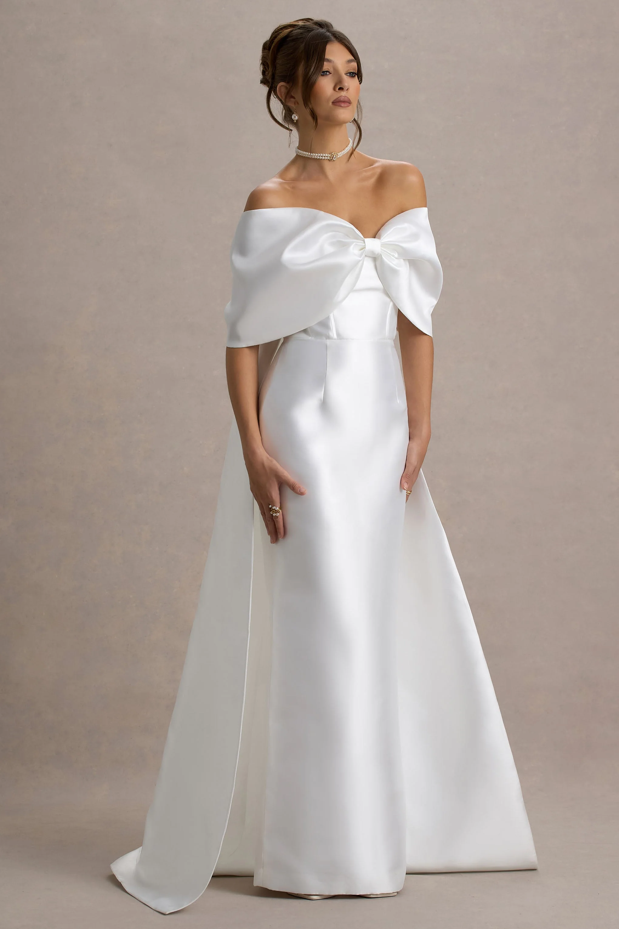 Wanting More | Off White Satijnen Cape Maxi Jurk Met Oversized Strik Detail - Image 6